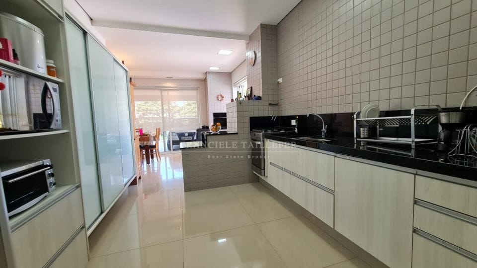 Casa térrea 295m²úteis/4 quartos (sendo 3 suítes) com piscina -Condomínio Acácia Imperial - Londrina Pr