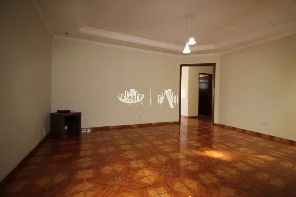 CASA A VENDA ZONA LESTE, NA AVENIDA PRINCIPAL