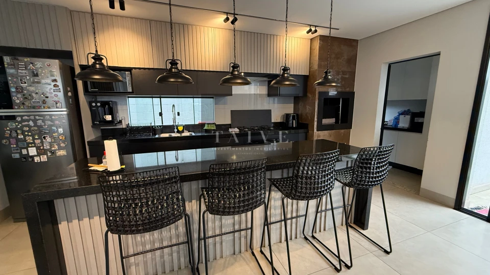 Sobrado à venda, 4 quartos sendo 3 suites, 250 m², Royal Maison, Londrina, PR