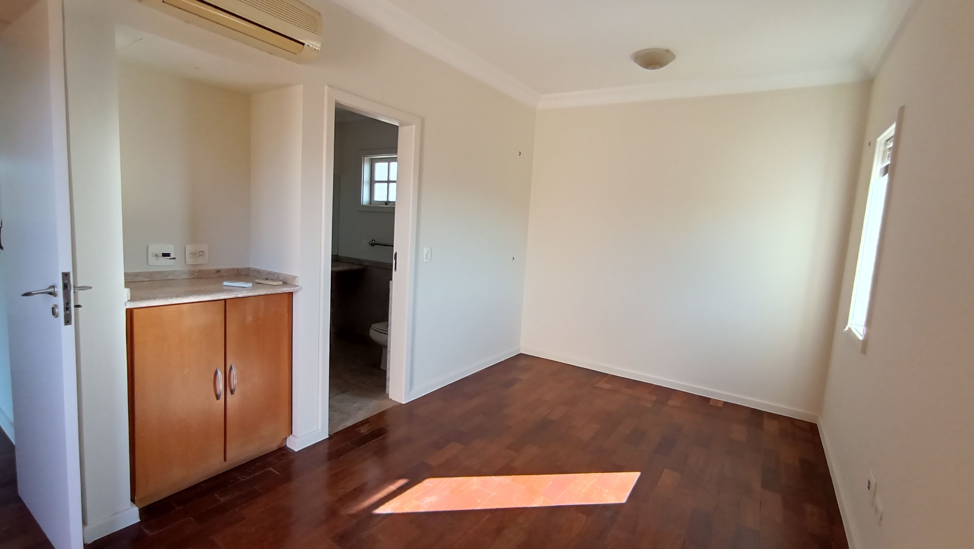 Casa à Venda, 4 quartos - 2 suítes/ piscina/ Tucanos,  Londrina, PR