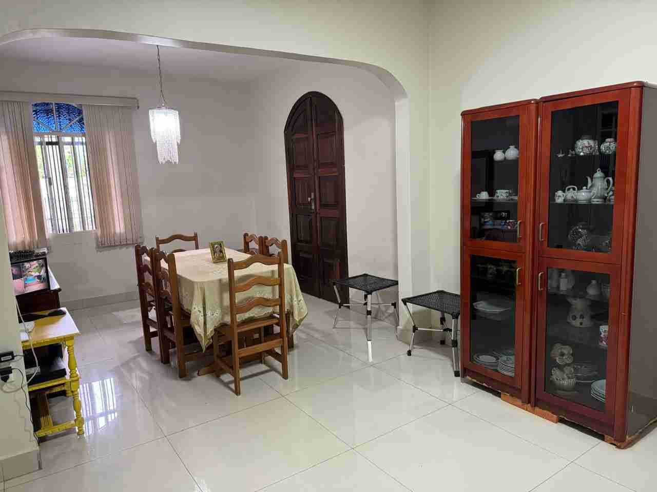 Casa à venda, 400 m2 úteis, 4 quatos sendo 2 suítes, porteira fechada. área de lazer ampla, 6 vagas, Jardim Shangri-lá A, Londrina-PR