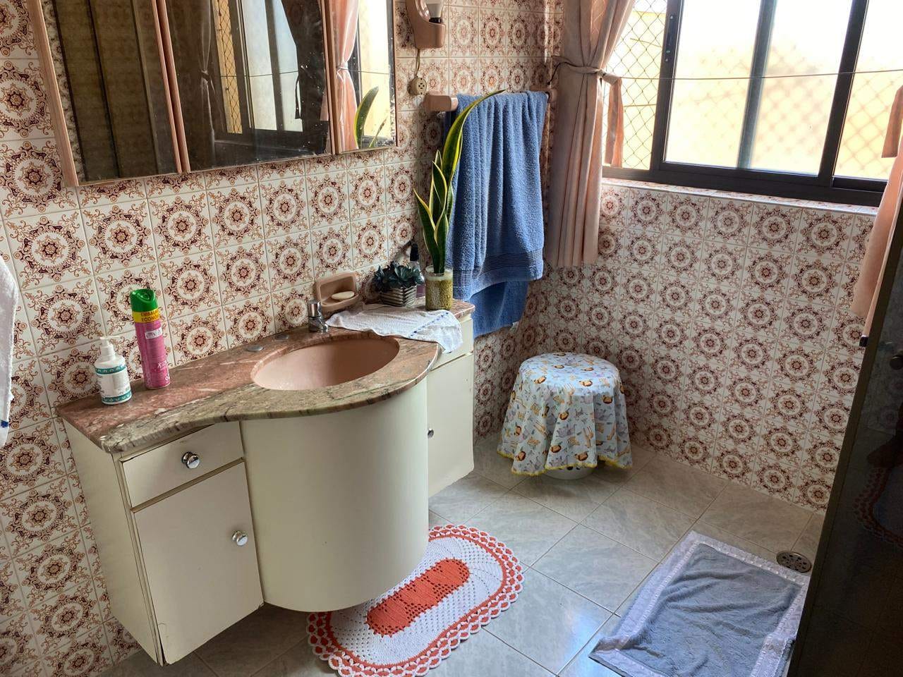 Apartamento à venda, 160 m²  úteis, 4 quartos sendo 1 suíte,  andar alto no Edifício Centro Comercial- Centro, Londrina, PR