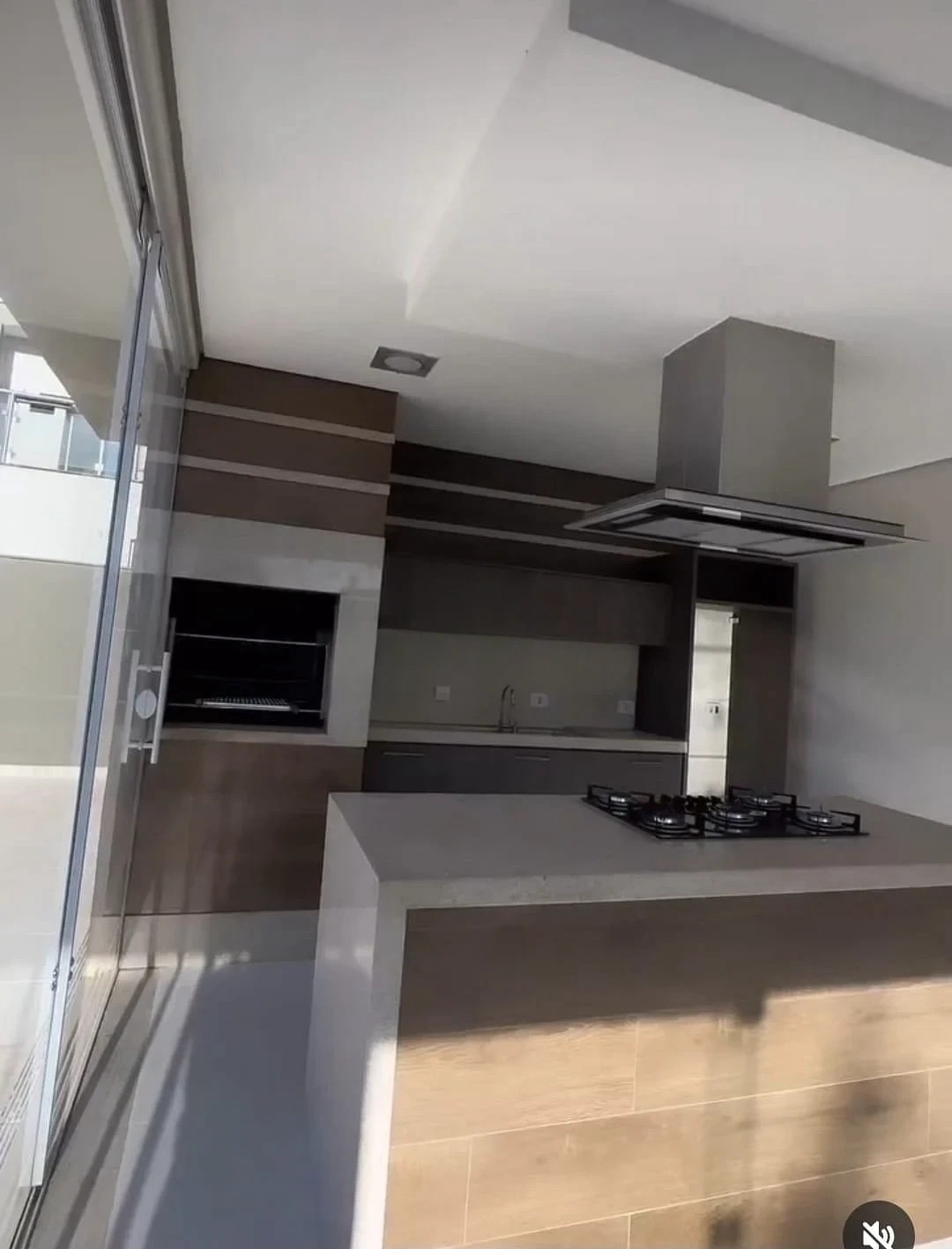 Sobrado à venda, Condomínio Royal Forest, 220m² úteis, 3 suítes, piscina, quintal, 4 vagas - Esperança, Londrina, PR