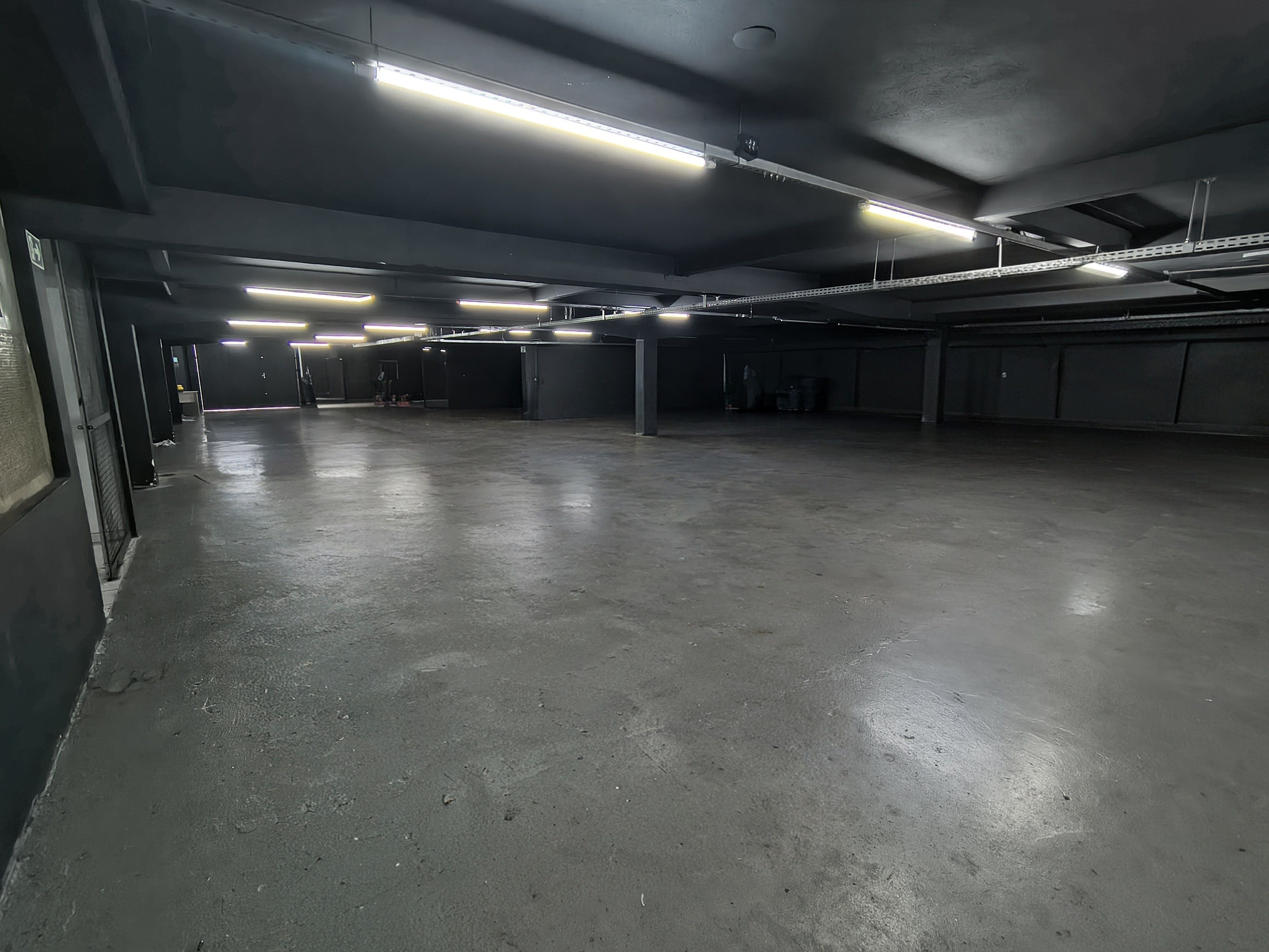 Barracão para locação, 997M² úteis, subsolo e mezanino, 28 garagens, 4 banheiros, Av.JK, Londrina-PR