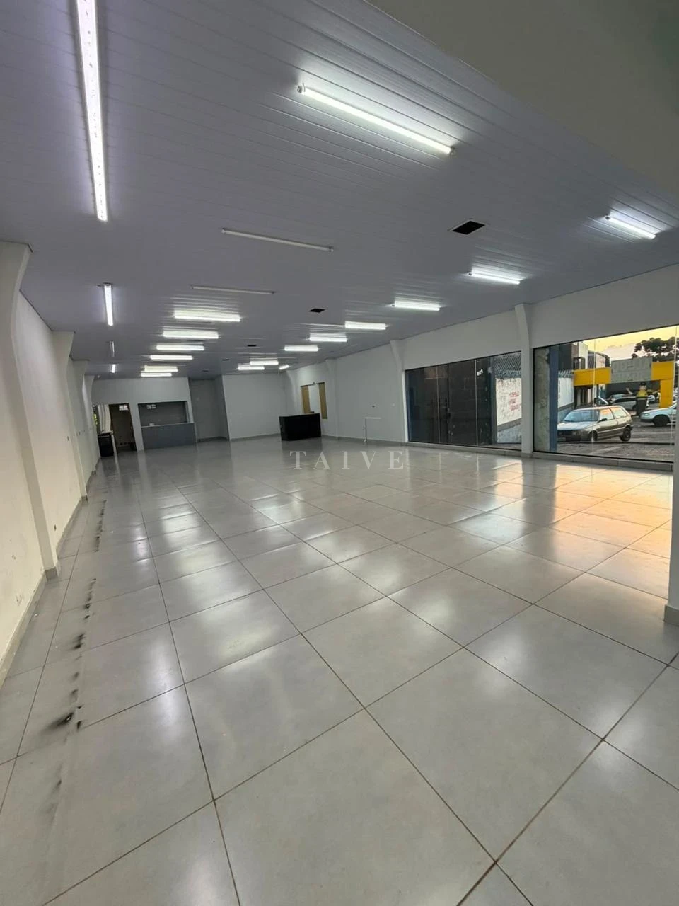 Imagens do imóveis Sala comercial de 741 m² para alugar na Avenida Tiradentes, Londrina/PR.