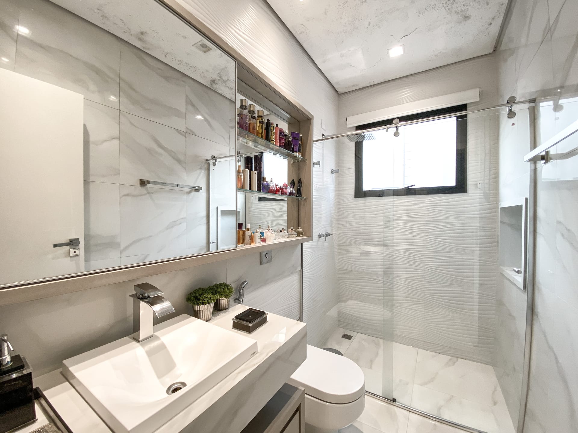 Casa venda e locação no Cond. Alphaville II, 300m² úteis, mobiliada, decorada com 4 quartos sendo 2 suítes e 2 demi-suites, piscina, hidromassage