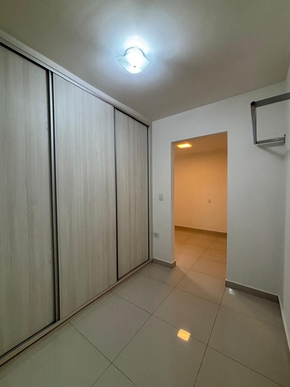 Casa à venda, 2 quatos, um closet, 2 vagas, 112M²,  Condomínio Sabará 1, Londrina-PR