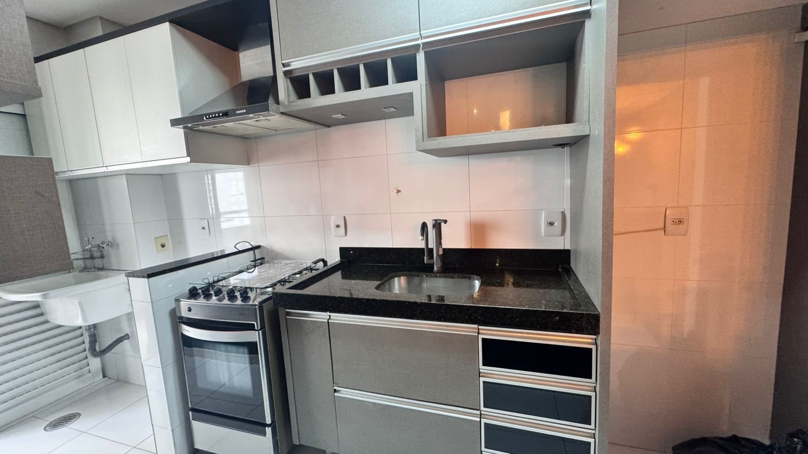 Apartamento para venda, Edifício Liberty Towers,  77m² úteis, 2 quartos sendo 1 suíte, andar alto, com planejados -  Santa Rosa, Londrina, PR