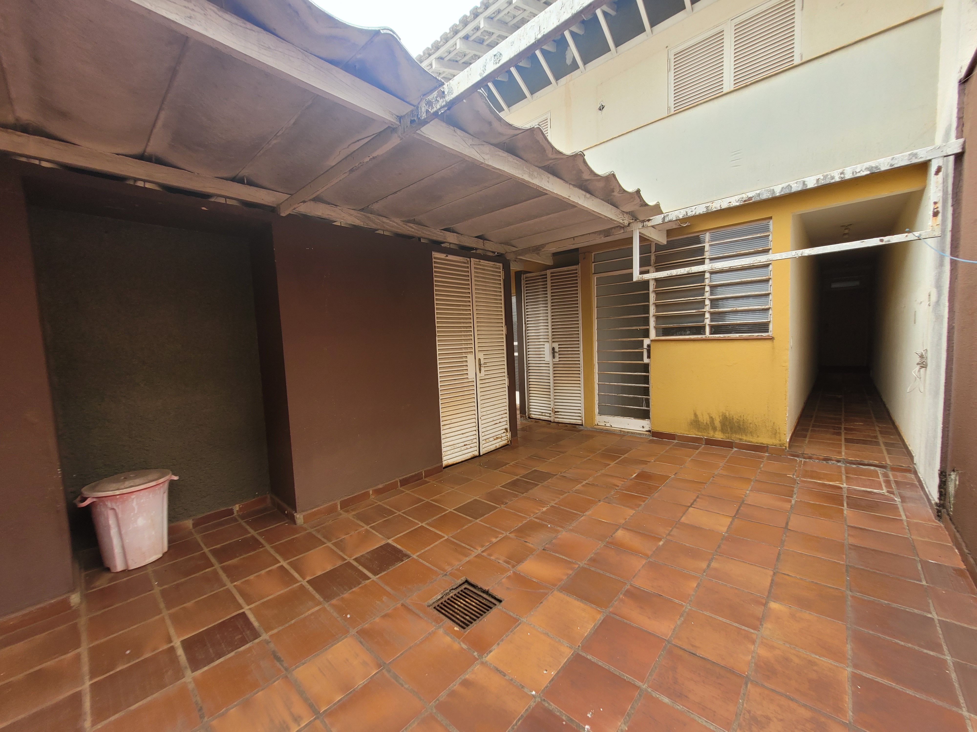 Sobrado à venda, 438m², 5 quartos sendo 3 suítes, 4 banheiros, 4 vagas de garagem no centro de Londrina, PR