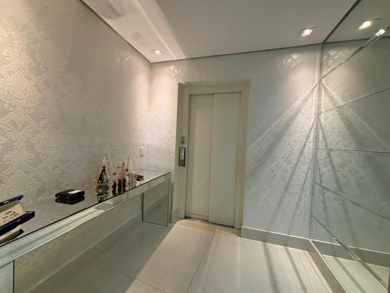 Apartamento à venda - 240m² úteis, 4 quartos sendo 2 suítes/ andar alto / 4 vagas de garagem /  PALAZZO VERONESI - Londrina/PR