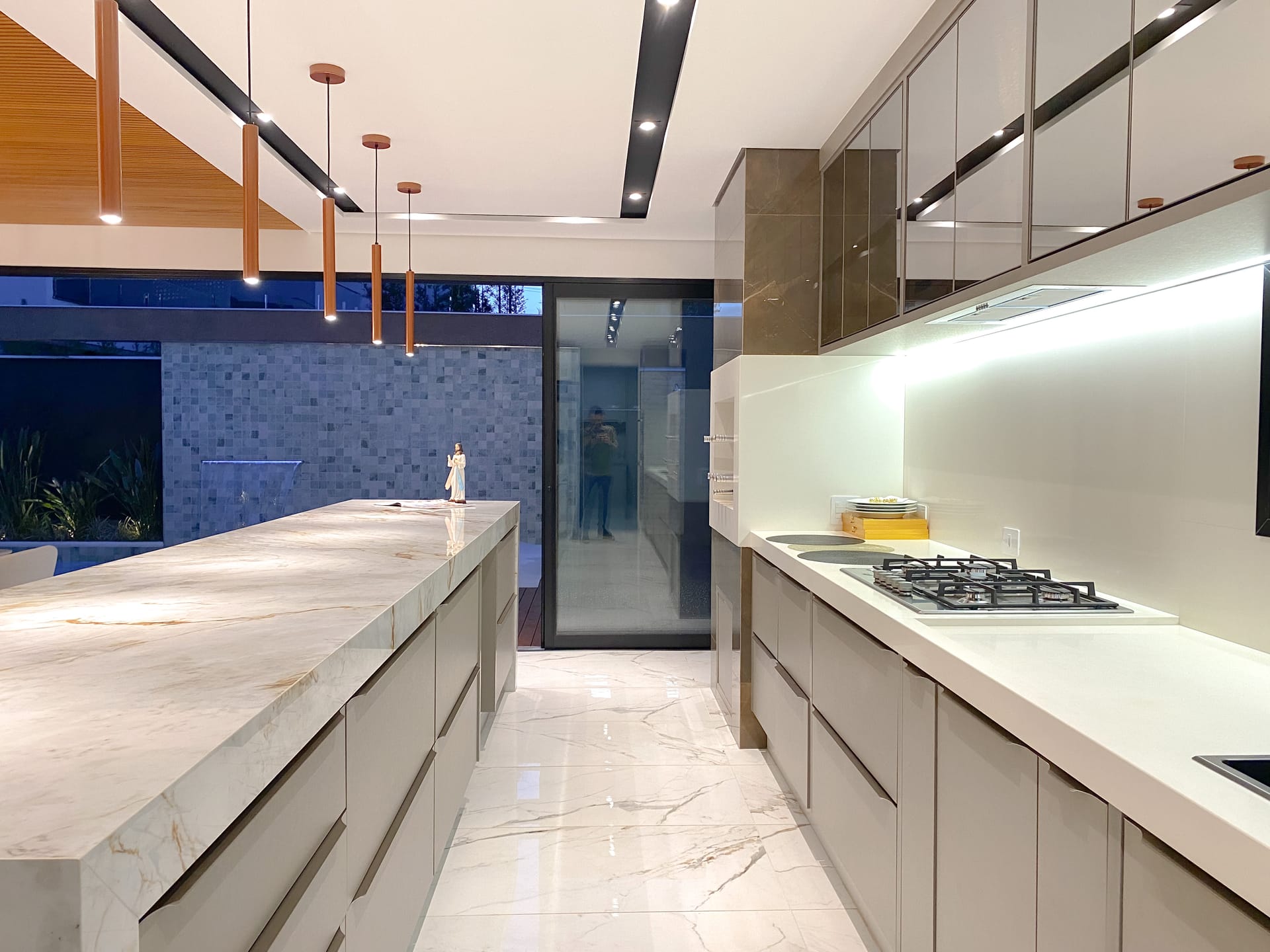 Sobrado à Venda, 302m² úteis,  3 suítes, decorado no Cond.Vivenda Vivendas do Arvoredo, Londrina, PR