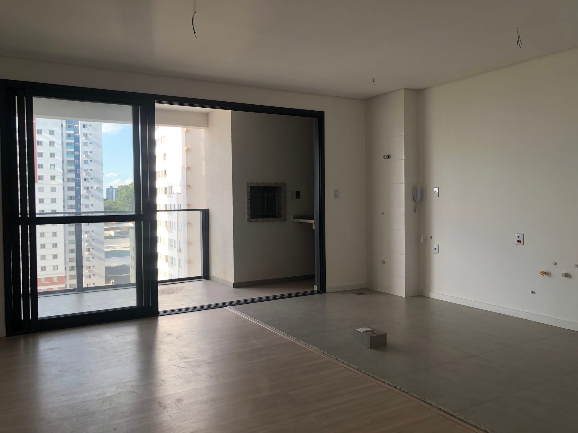 Apartamento à venda, Edifício Sense, 79m² úteis, 2 quartos (1 suíte), andar alto, ampla sacada com churrasqueira - Terra Bonita, Londrina, PR