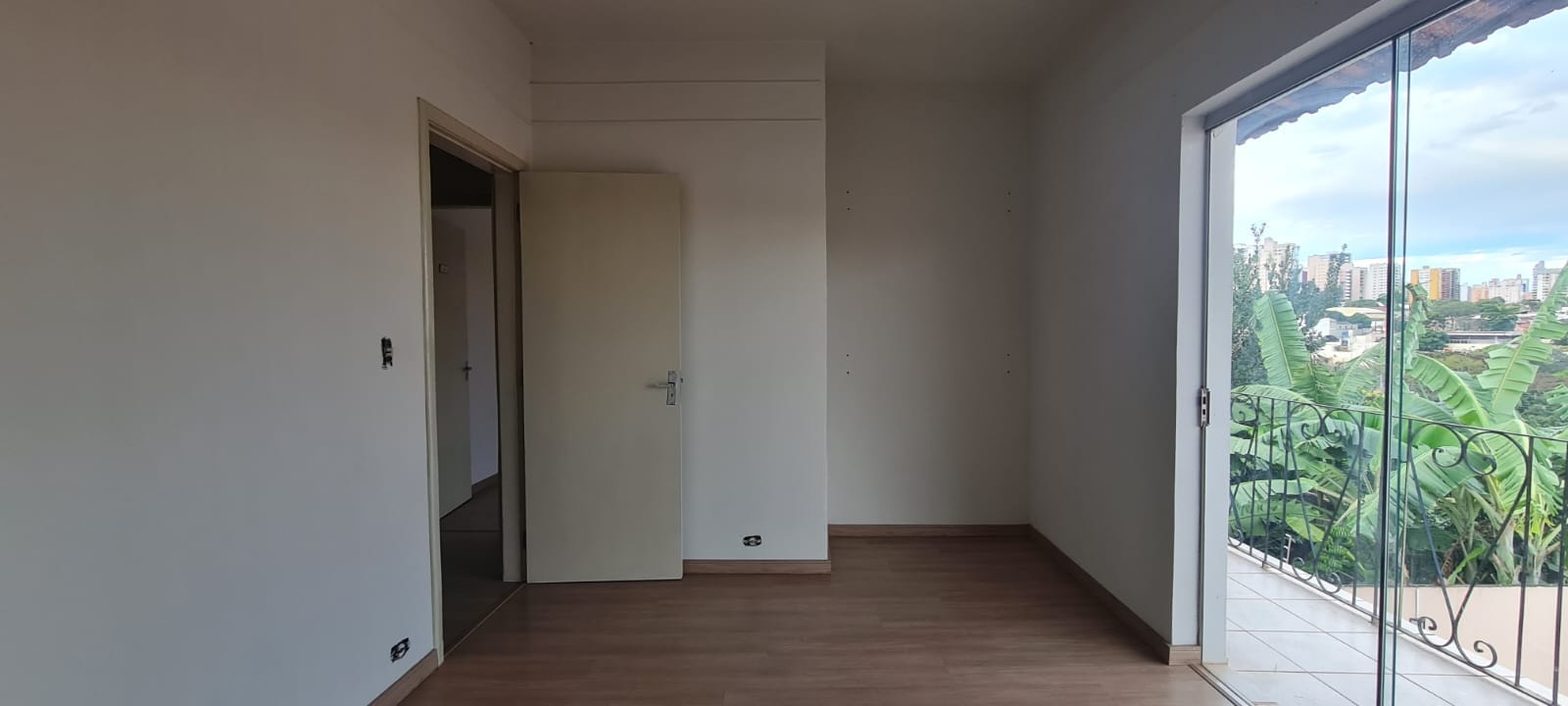 Sobrado para venda , 390m² no total, 193m² construção,no Jd Quebec, 3 quartos sendo 1 suite, e 2 com sacada, 4 vagas - Londrina, PR