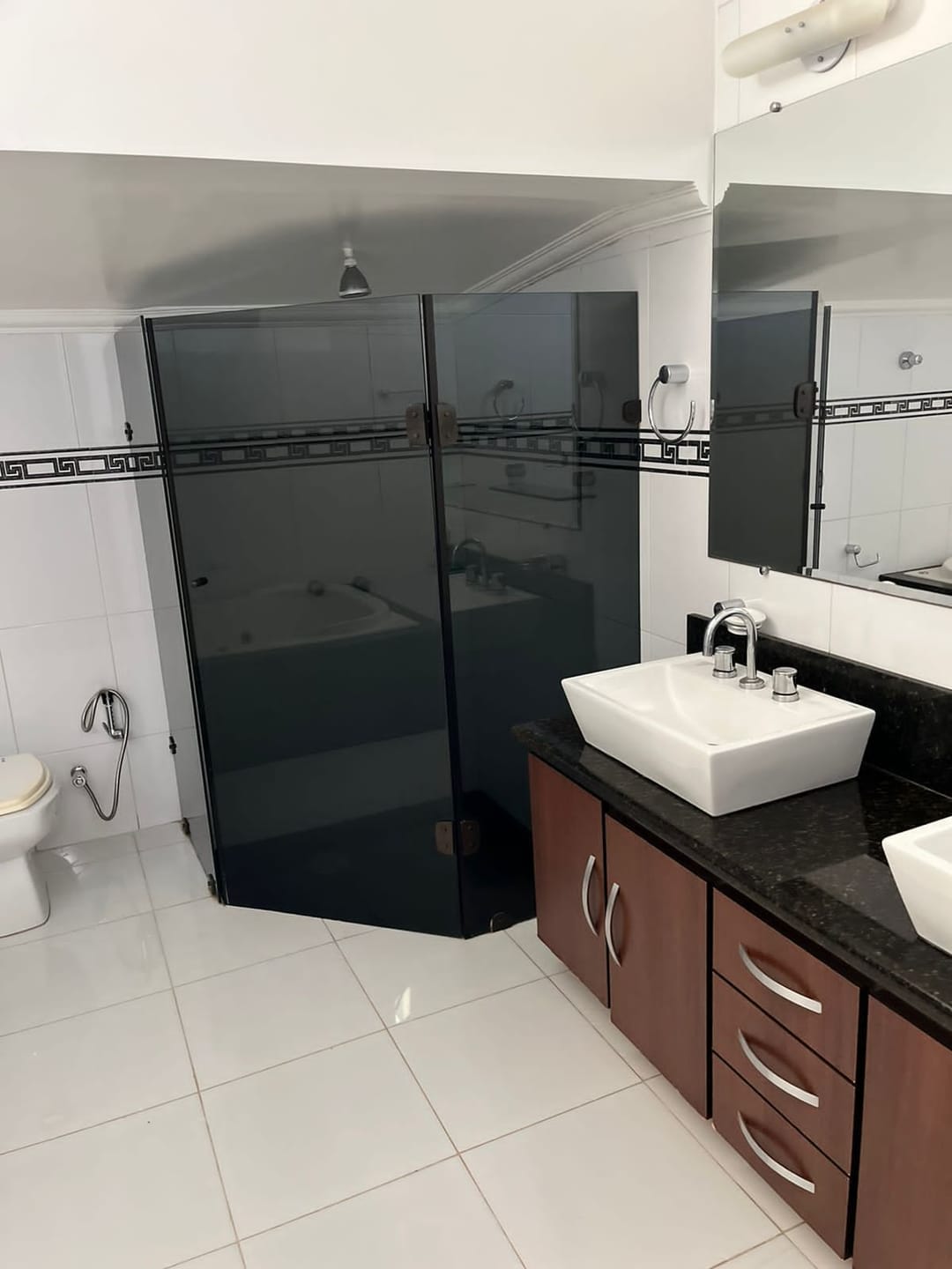 Casa Residencial ou Comercial de 400 m² para venda, 05 quartos (sendo 2 suítes) piscina, de frente para o lago Igapó 1 -Bairro Canaã, Londrina, P