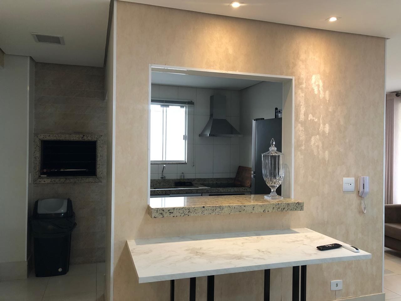 Apartamento à venda, Edifício Mirante do Lago, 76m² úteis, 3 quartos sendo 1 suíte, sacada com churrasqueira - Gleba Fazenda Palhano, Londrina, P