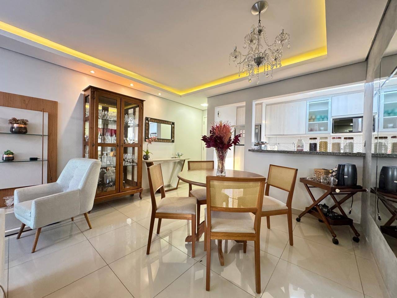 Apartamento à venda, 69m² úteis, Edifício Solario Jardin Residence, 2 quartos, completo em armários  - Centro, Londrina, PR.