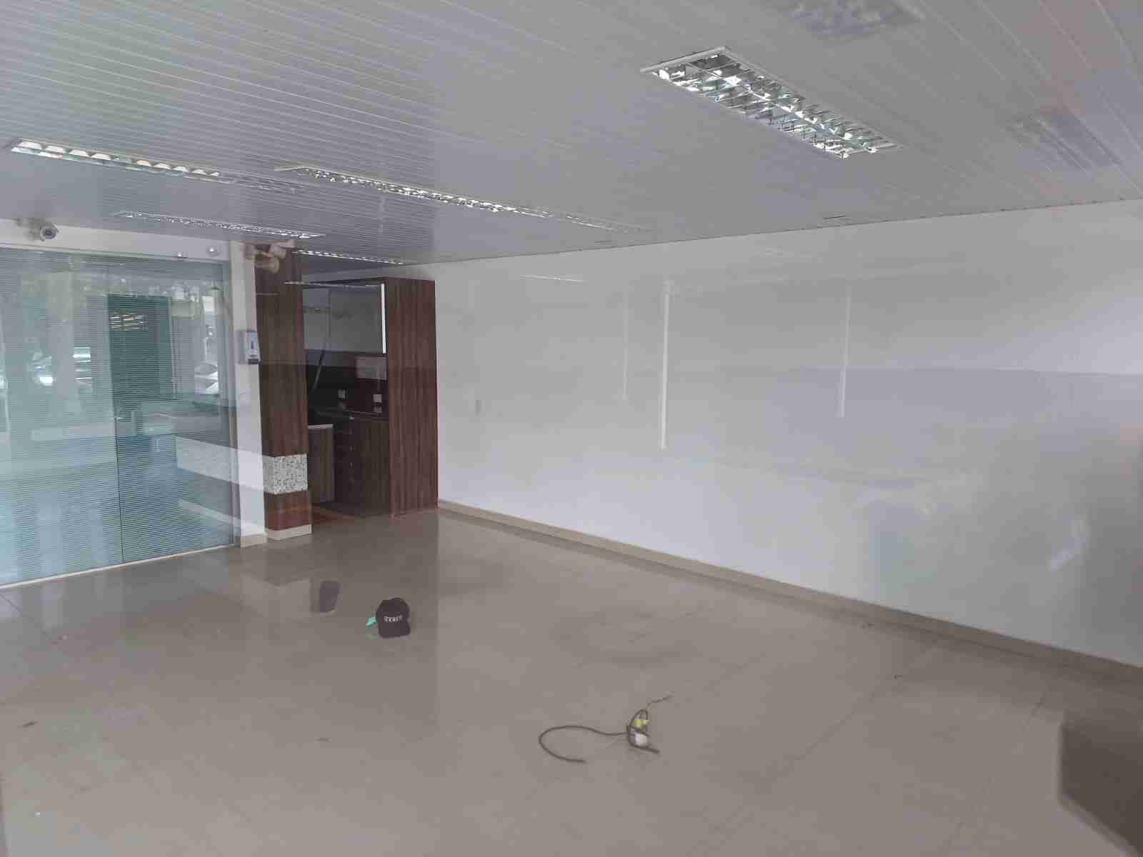 Barracão para locação, 800m² úteis, fachada em vidro, excelente localização Av Higienópolis , 8 vagas-  Jardim Higienópolis, Londrina, PR