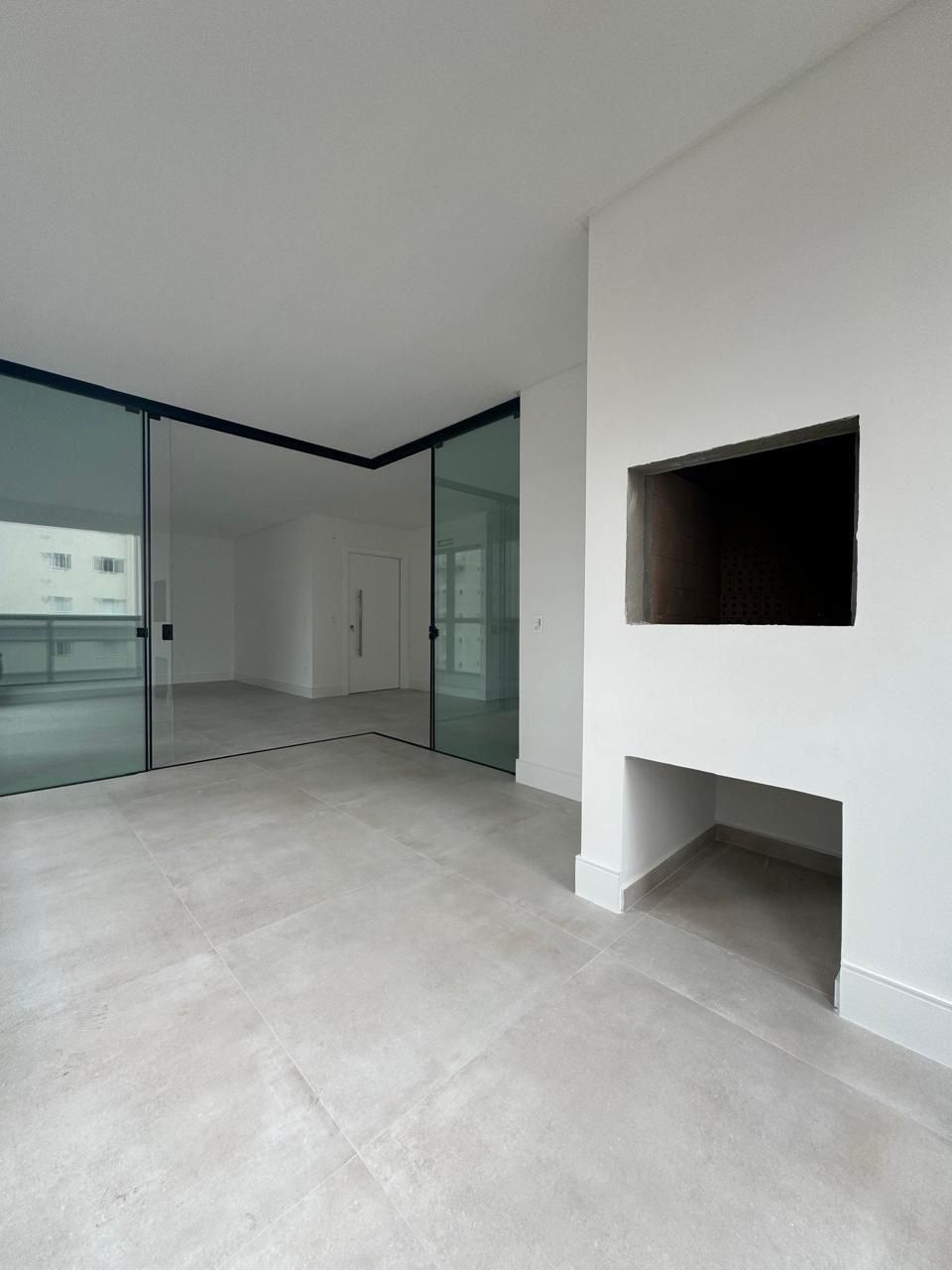 Apartamento novo à venda, 400m² da praia, Edifício Fiori Del Mare Residenziale, 3 suítes, 2 vagas de garagem, Itapema/SC.