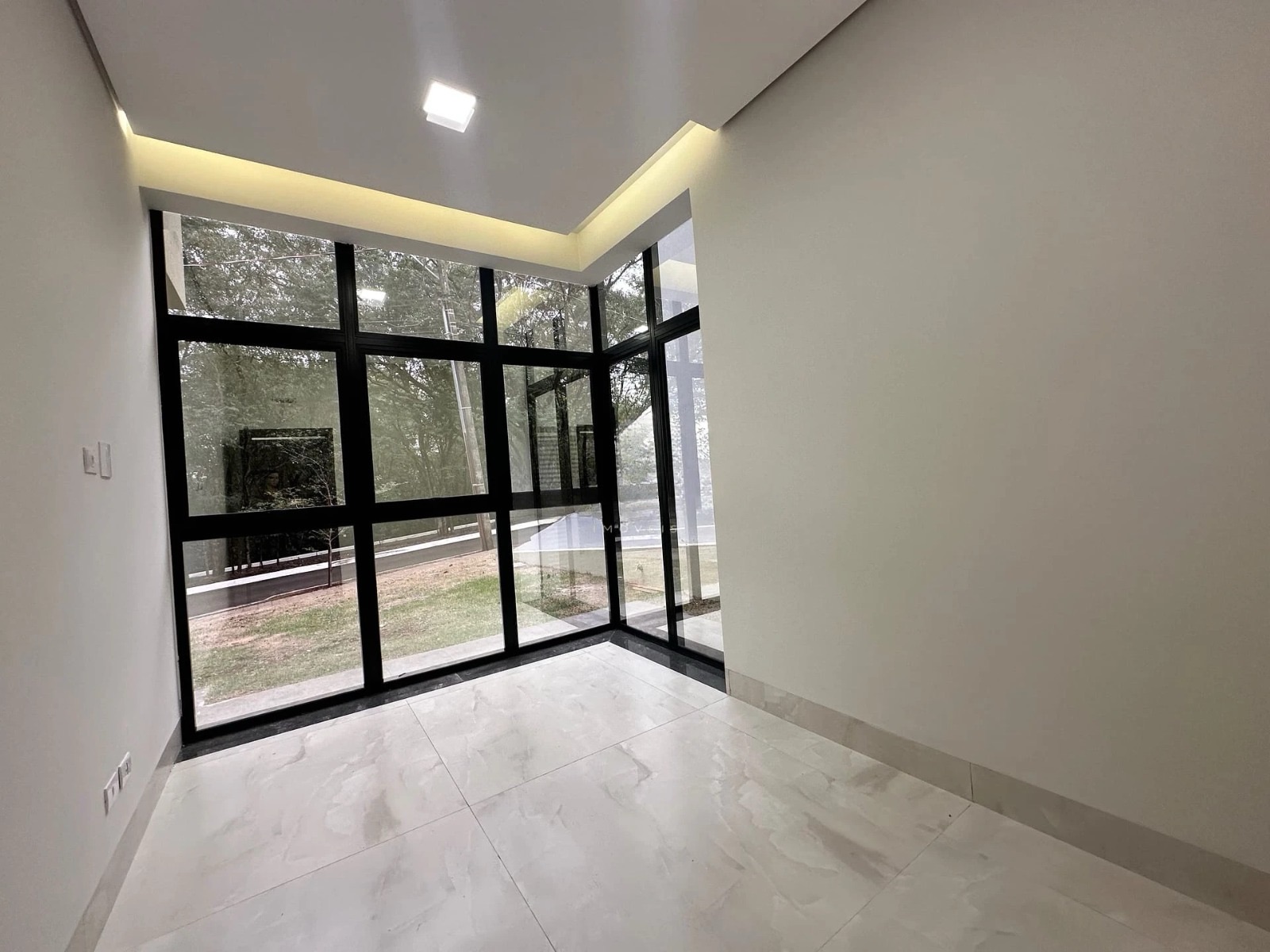 Sobrado à Venda, condomínio Royal Forest, recém construído, 330 m2 úteis, 3 suítes, elevador piscina, Esperança, Londrina, PR