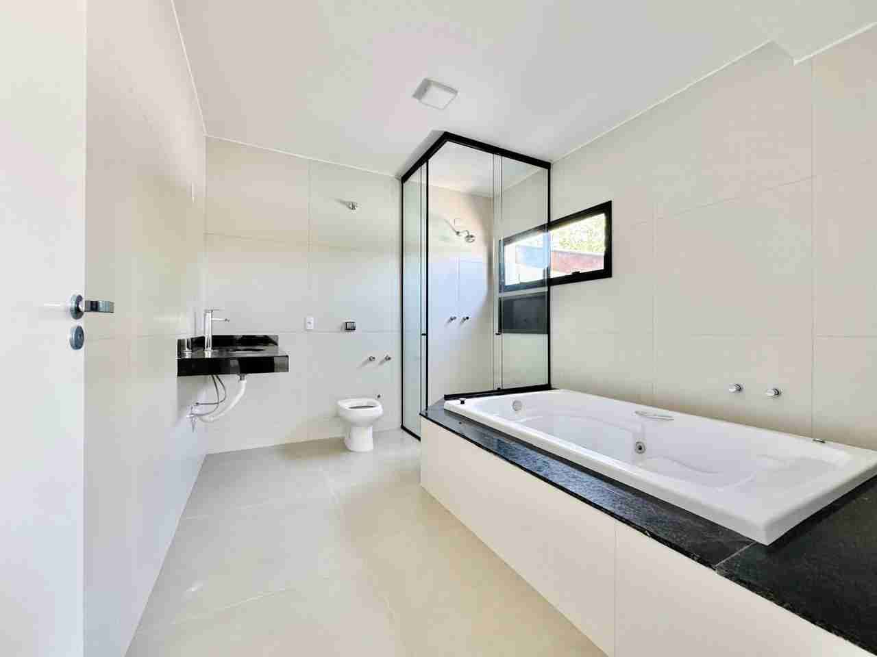 Casa à venda, alto padão, 3 pavimentos, aréa útil de 465M², 6 quartos (sendo 2 suítes e um suíte master) ,Mediterrâneo, Londrina, PR
