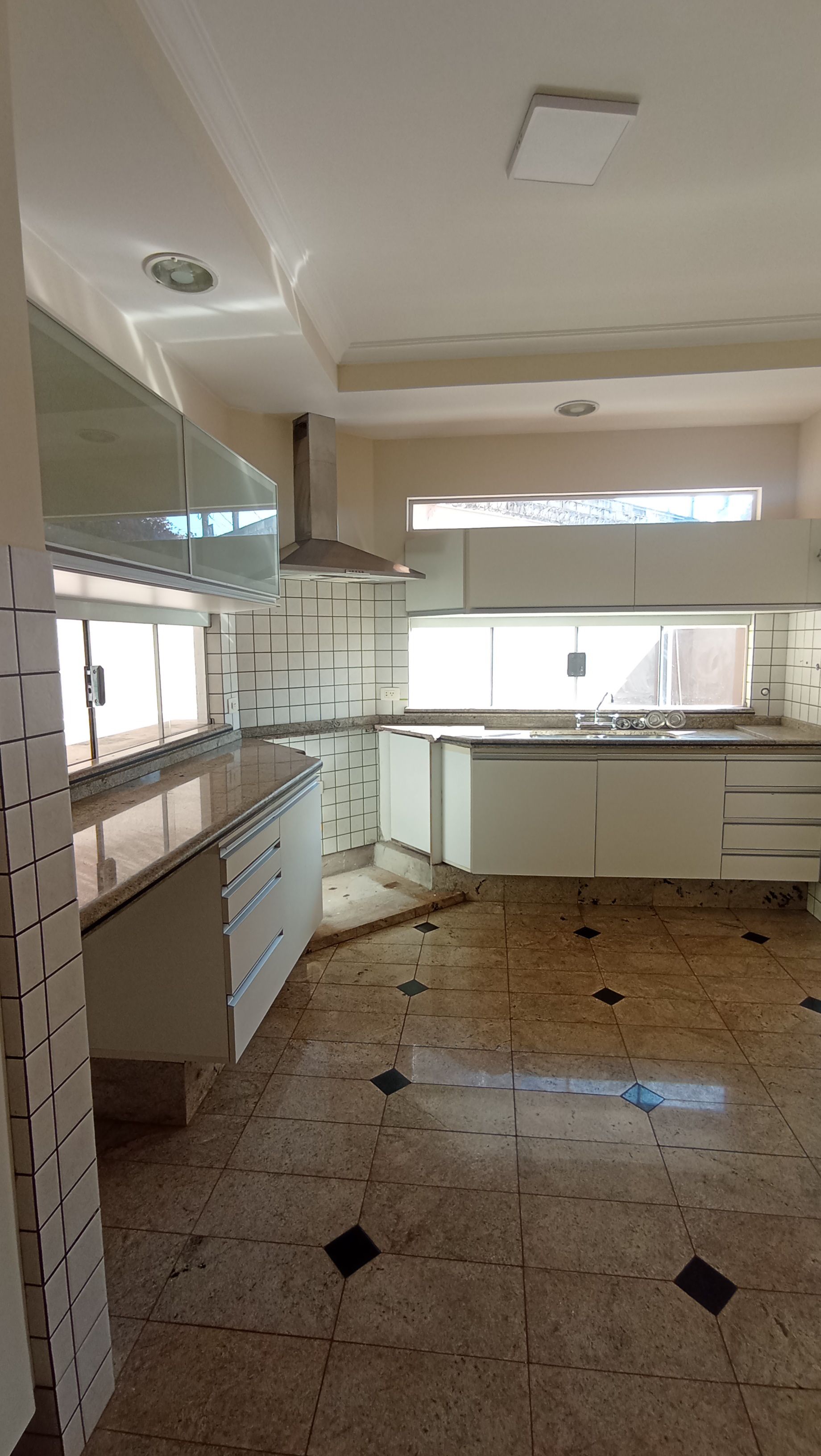 Casa à Venda, 4 quartos - 2 suítes/ piscina/ Tucanos,  Londrina, PR