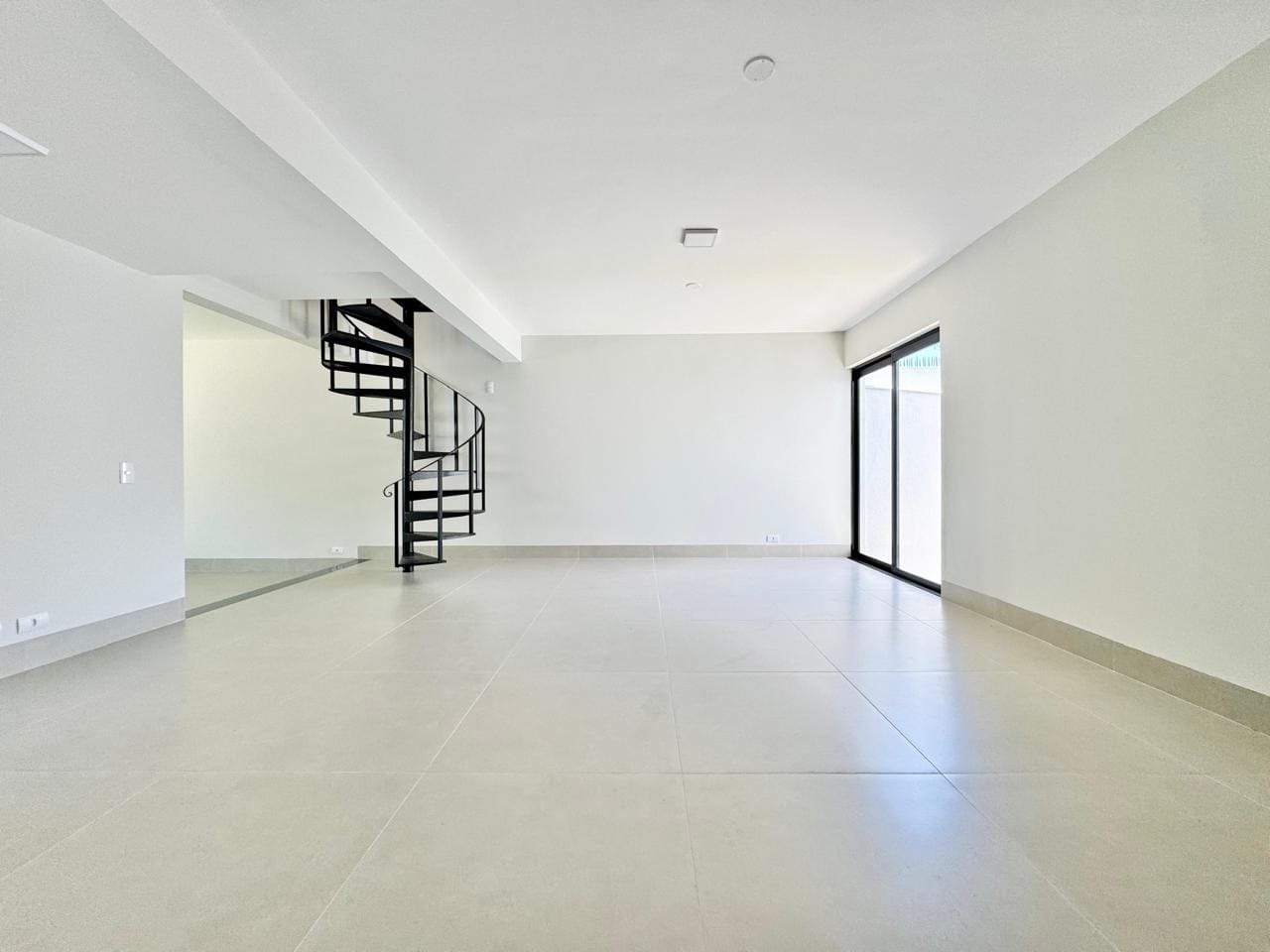 Casa à venda,  no Mediterrâneo, 467m² construção, 6 quartos sendo 3 suítes, 5 banheiros, 1 lavabo, 3 vagas, Londrina, PR
