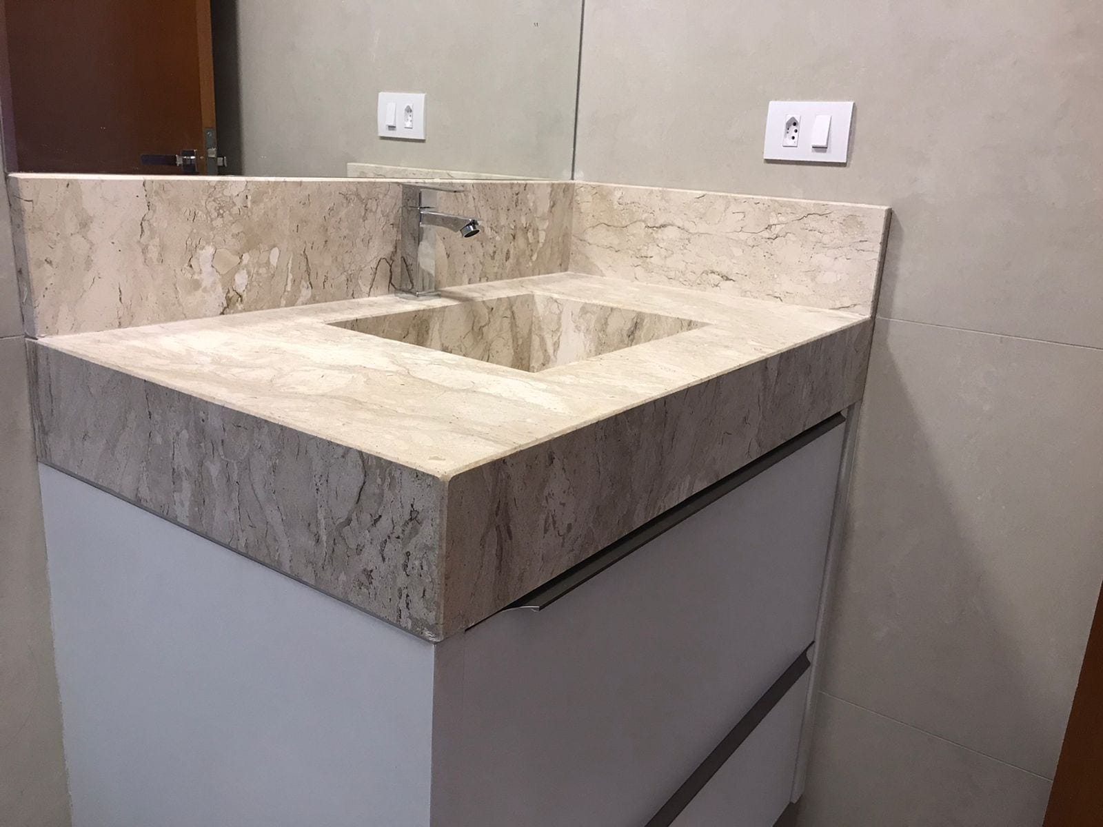 Sobrado à venda, Condomínio Morada das Flores, 137m² úteis, 3 quartos sendo 1 suíte, 2 vagas  - Cambé, PR