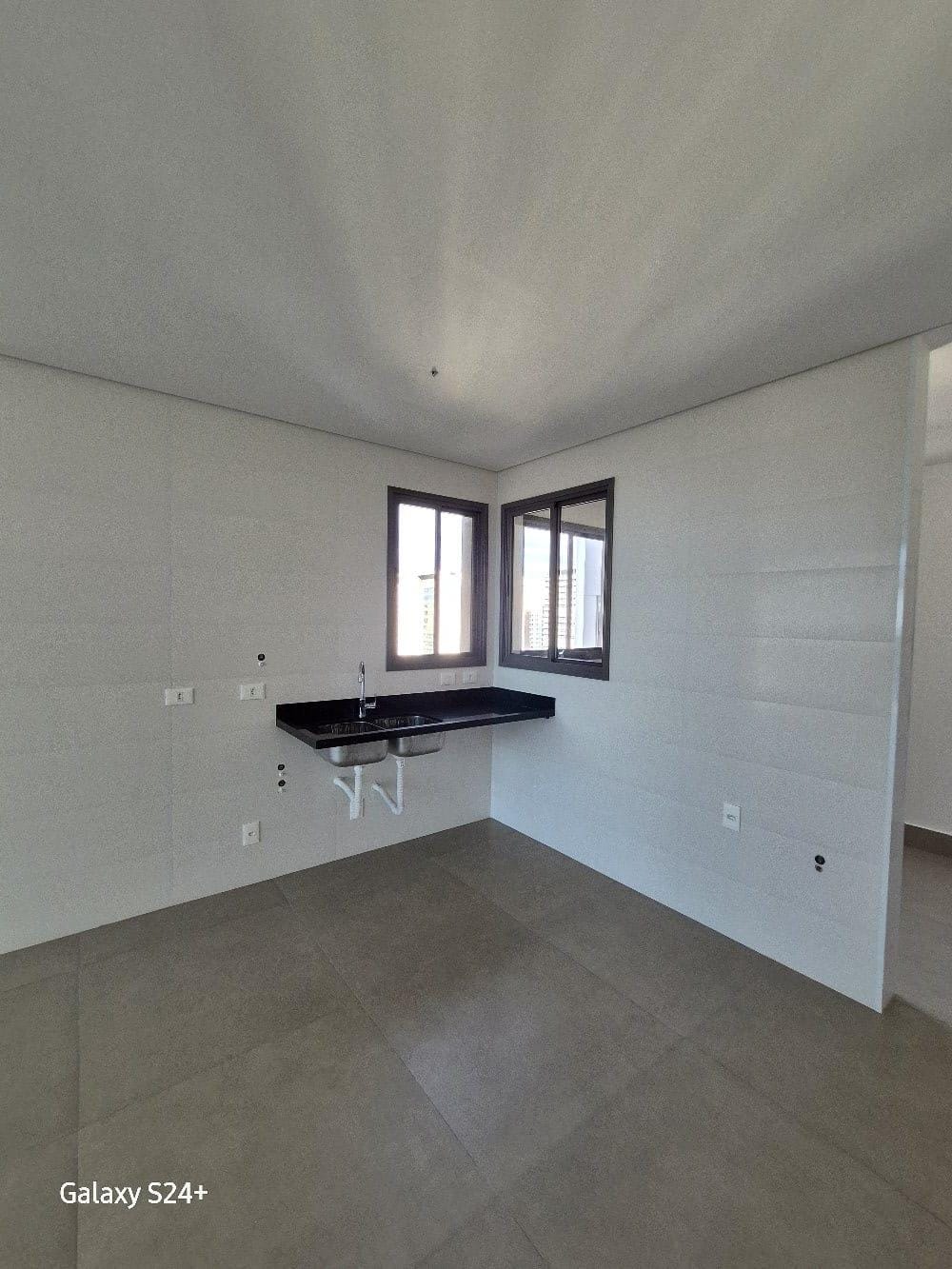 Apartamento à venda, Edifício  Lumini 181m², 3 amplas suítes, 3 vagas, elevador privativo, andar alto- Gleba Palhano, Londrina/PR