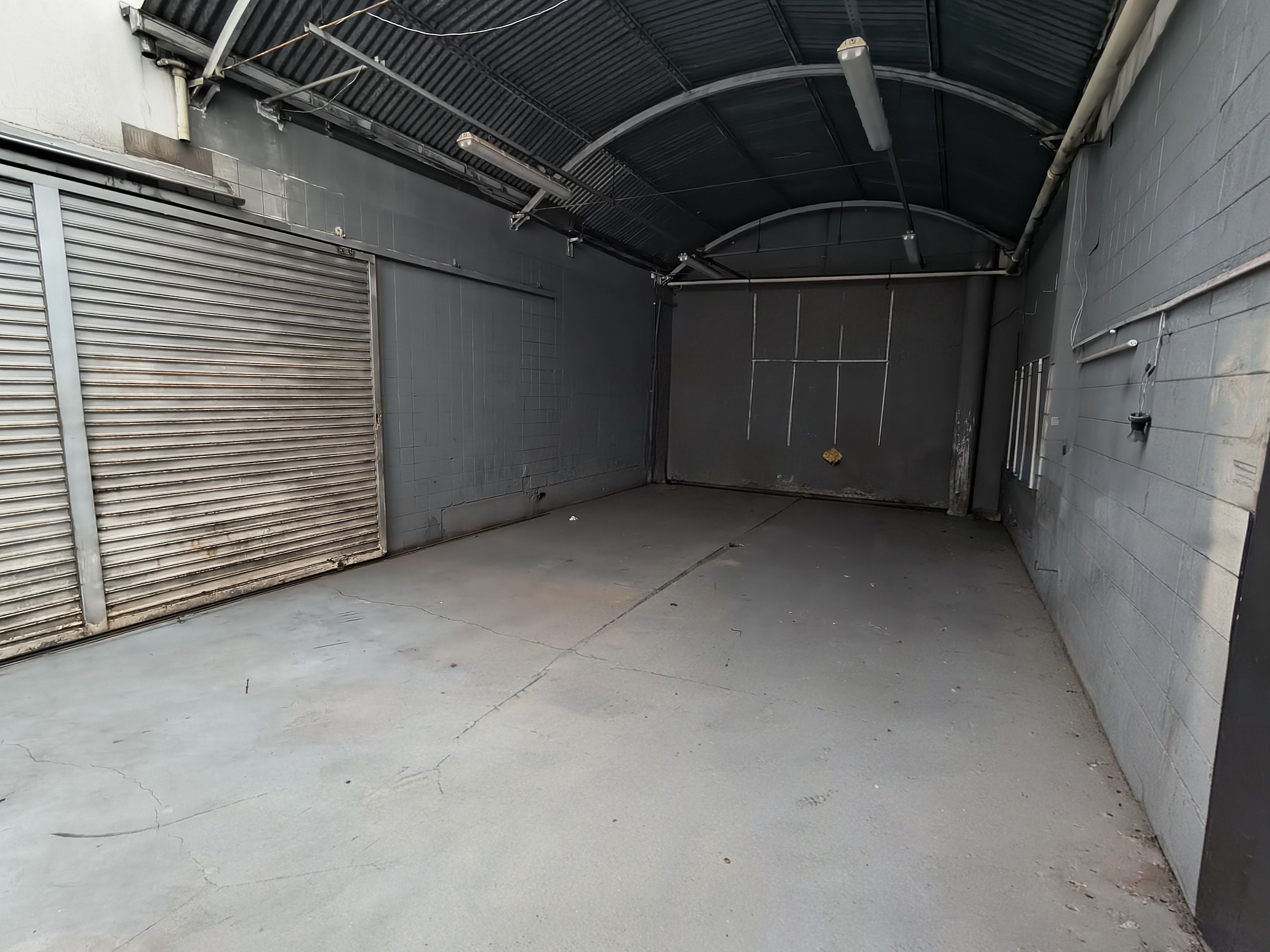 Barracão para locação, 997M² úteis, subsolo e mezanino, 28 garagens, 4 banheiros, Av.JK, Londrina-PR