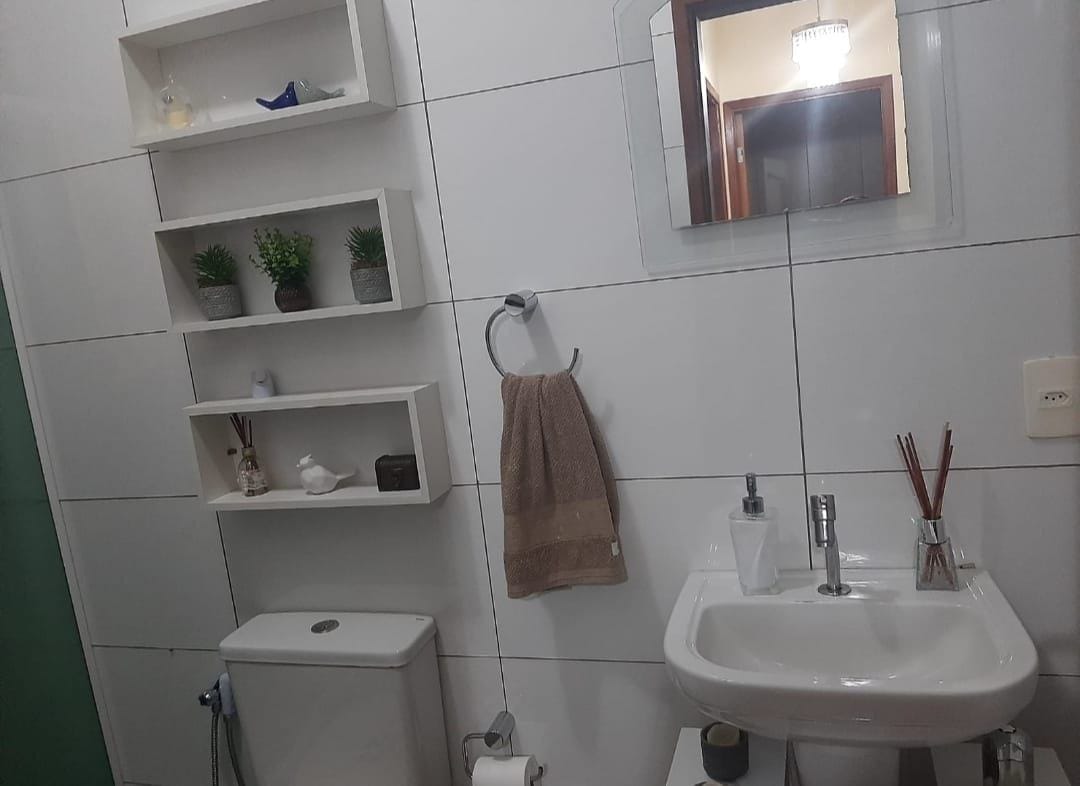 Sobrado à venda,  123m², 3 quartos sendo 1 suíte, Piscina, 2 vagas  - perto do aeroporto, tiro de guerra - Califórnia -  Londrina, PR