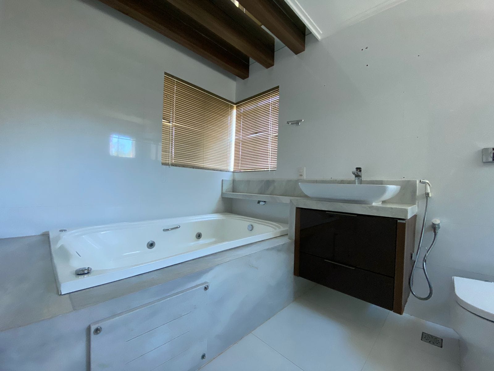 Triplex de luxo 500m² úteis/4 suítes no Cond. Alphaville II, churrasqueira /piscina, ar condicionado, 2 lareiras - Vivendas do Arvoredo - Londrin