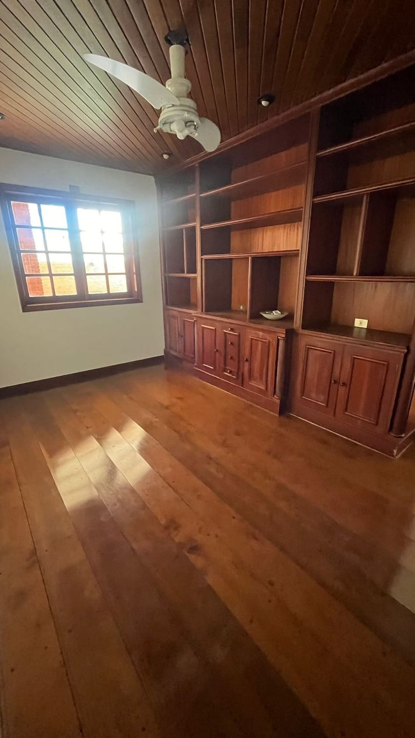 Casa comercial próximo a Av Higienópolis, piscina- Guanabara, Londrina, PR