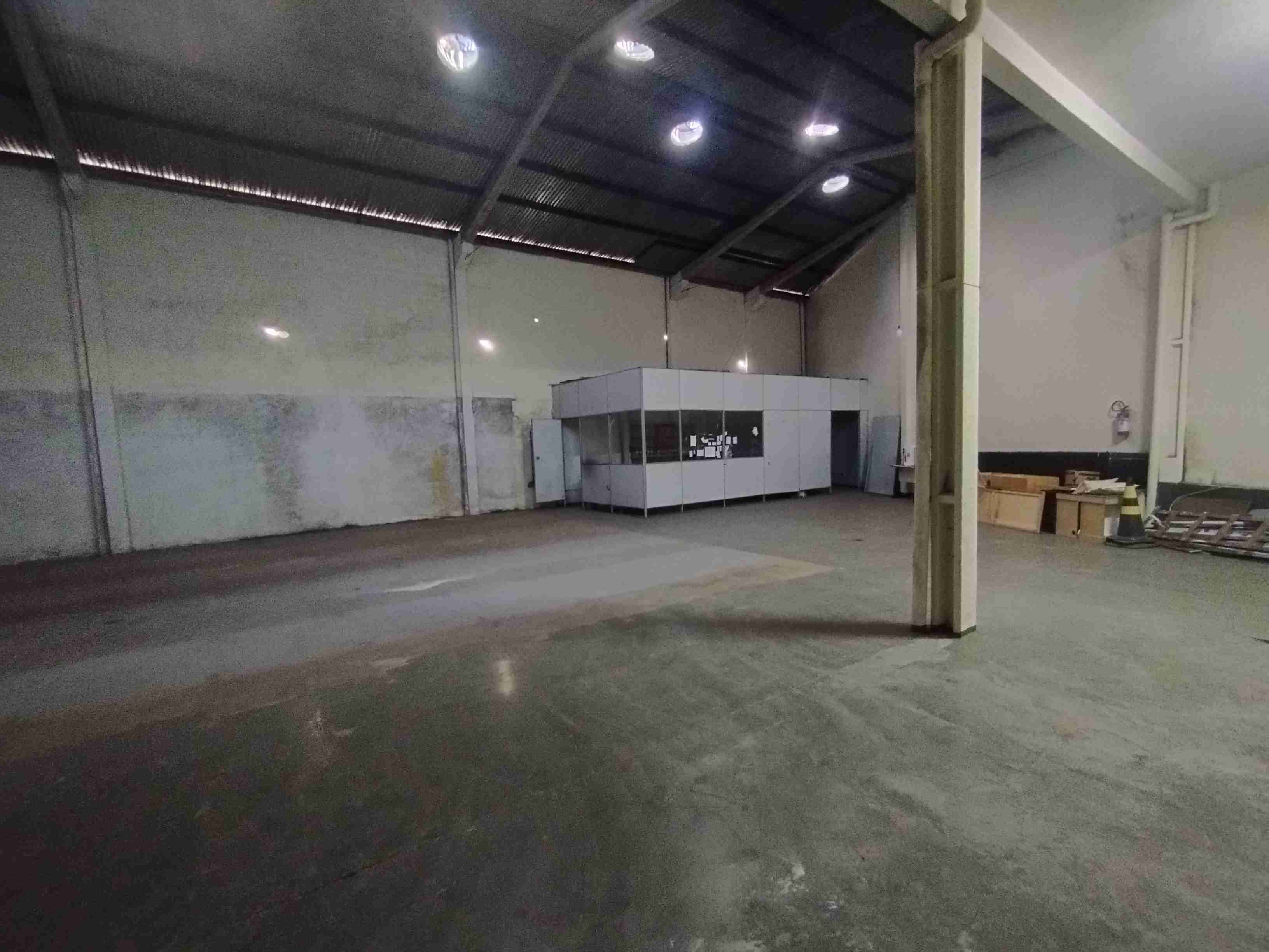 Barracão para locação, Av. Maringá, 358M² úteis, amplo, 5 garagens, Londrina-PR