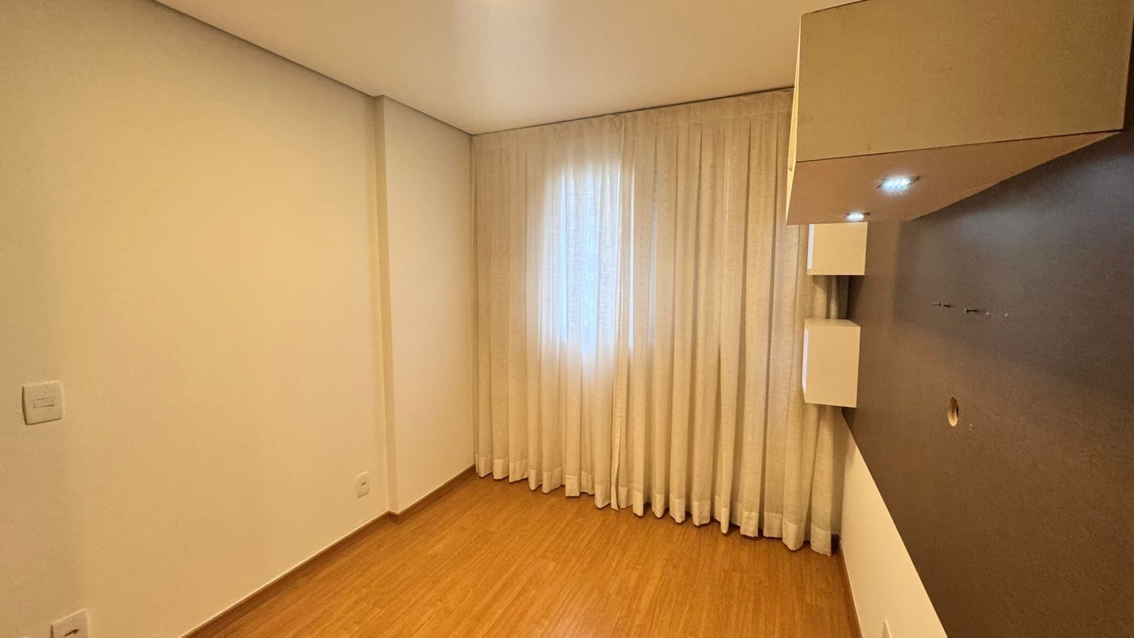 Apartamento para venda, Edifício Liberty Towers,  77m² úteis, 2 quartos sendo 1 suíte, andar alto, com planejados -  Santa Rosa, Londrina, PR