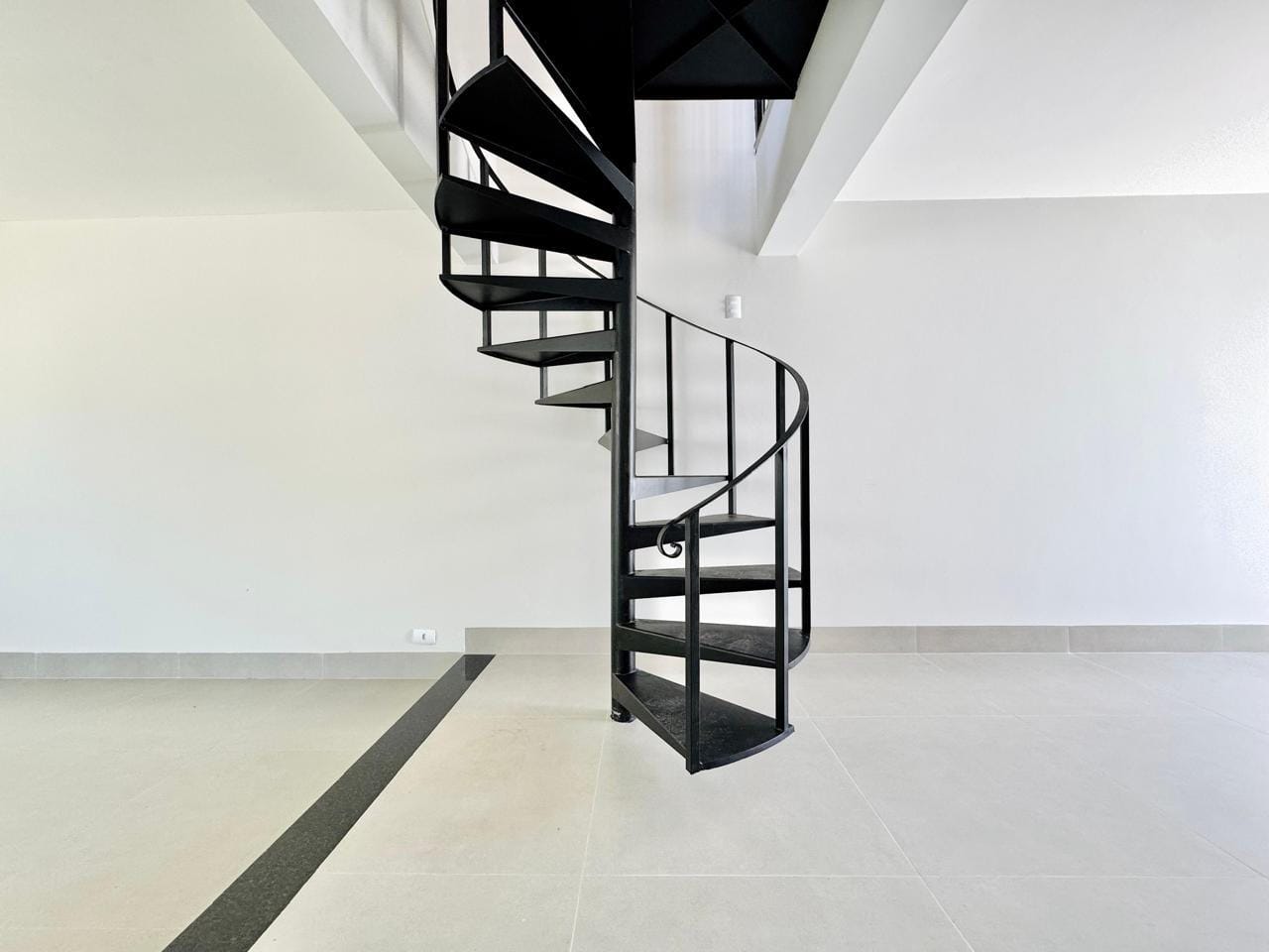 Casa à venda,  no Mediterrâneo, 467m² construção, 6 quartos sendo 3 suítes, 5 banheiros, 1 lavabo, 3 vagas, Londrina, PR