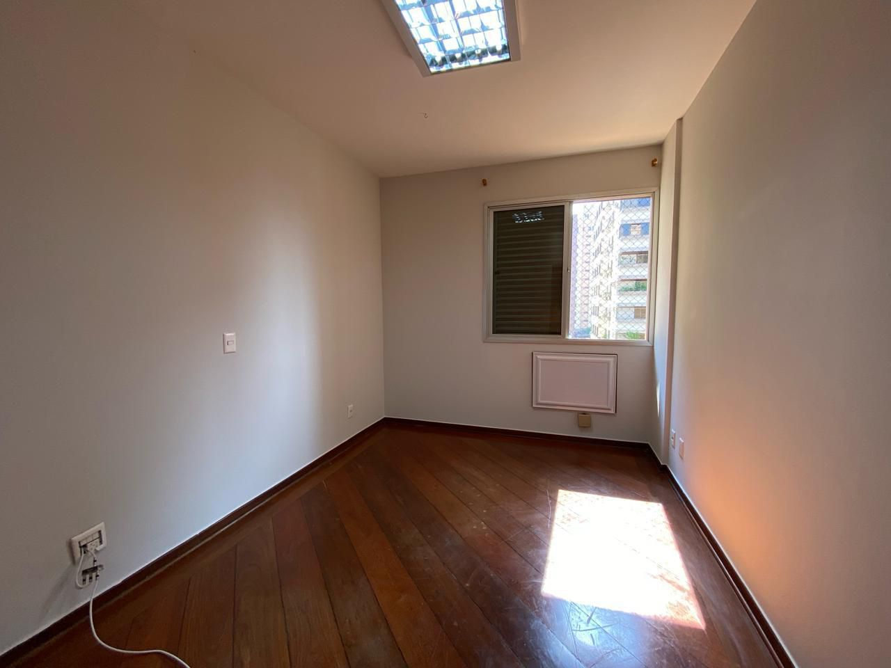 Apartamento 214m²/4 quartos (sendo 1 suíte)/ 02 vagas - Condomínio Edifício Príncipe de Galles,  R. Espírito Santo- Centro, Londrina, PR