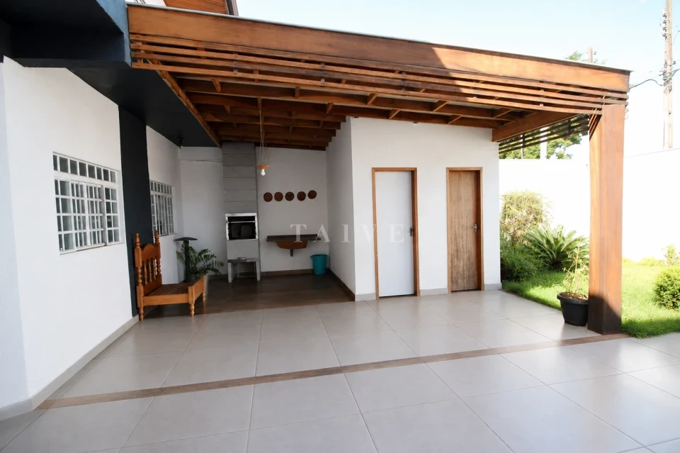 CASA A VENDA ZONA LESTE, NA AVENIDA PRINCIPAL