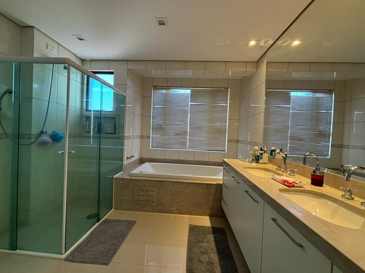 Apartamento à venda - 240m² úteis, 4 quartos sendo 2 suítes/ andar alto / 4 vagas de garagem /  PALAZZO VERONESI - Londrina/PR