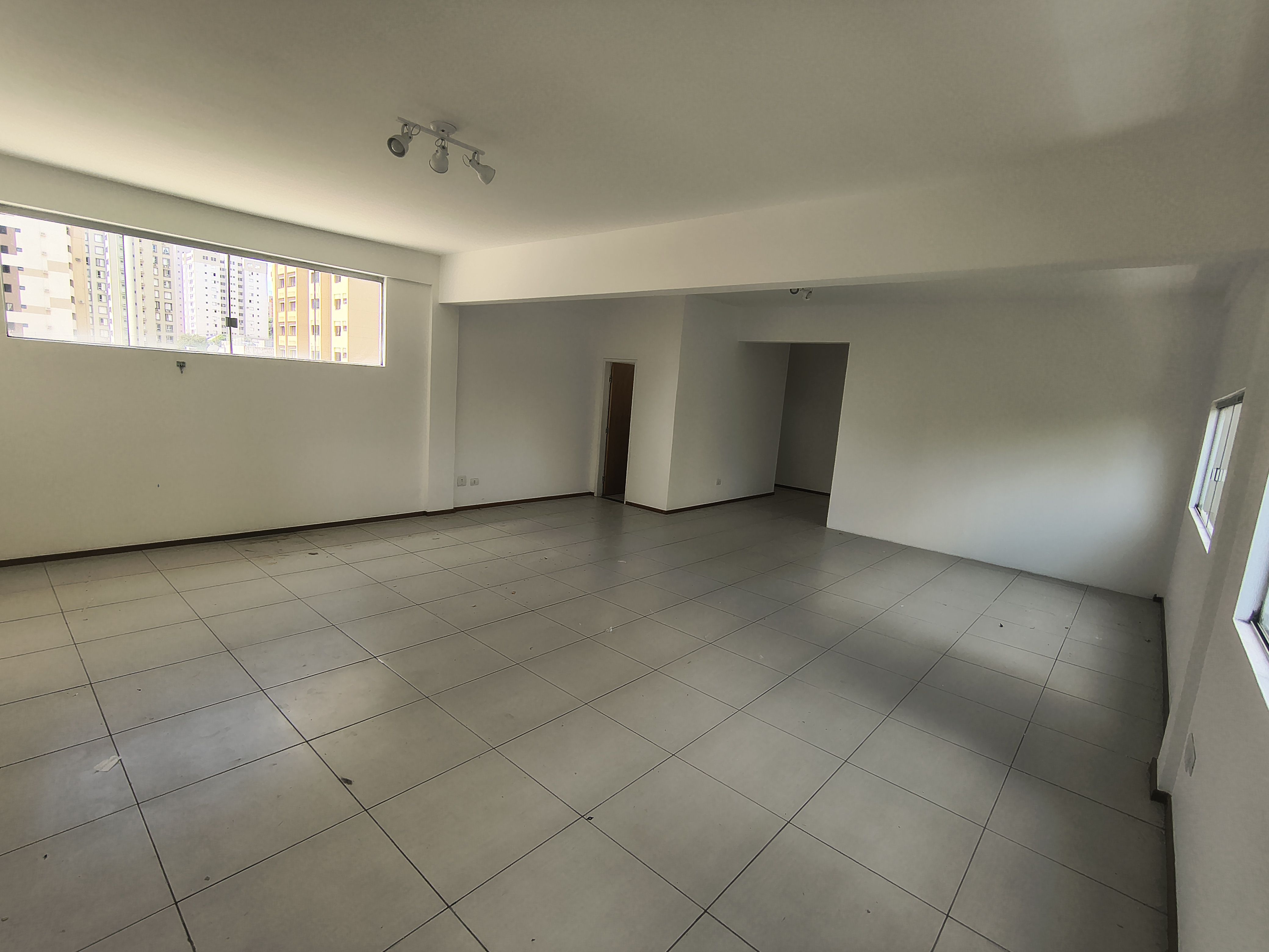 Sala para locação, Rua Pará, centro, 100M² úteis, 2 banheiros. Londrina-PR