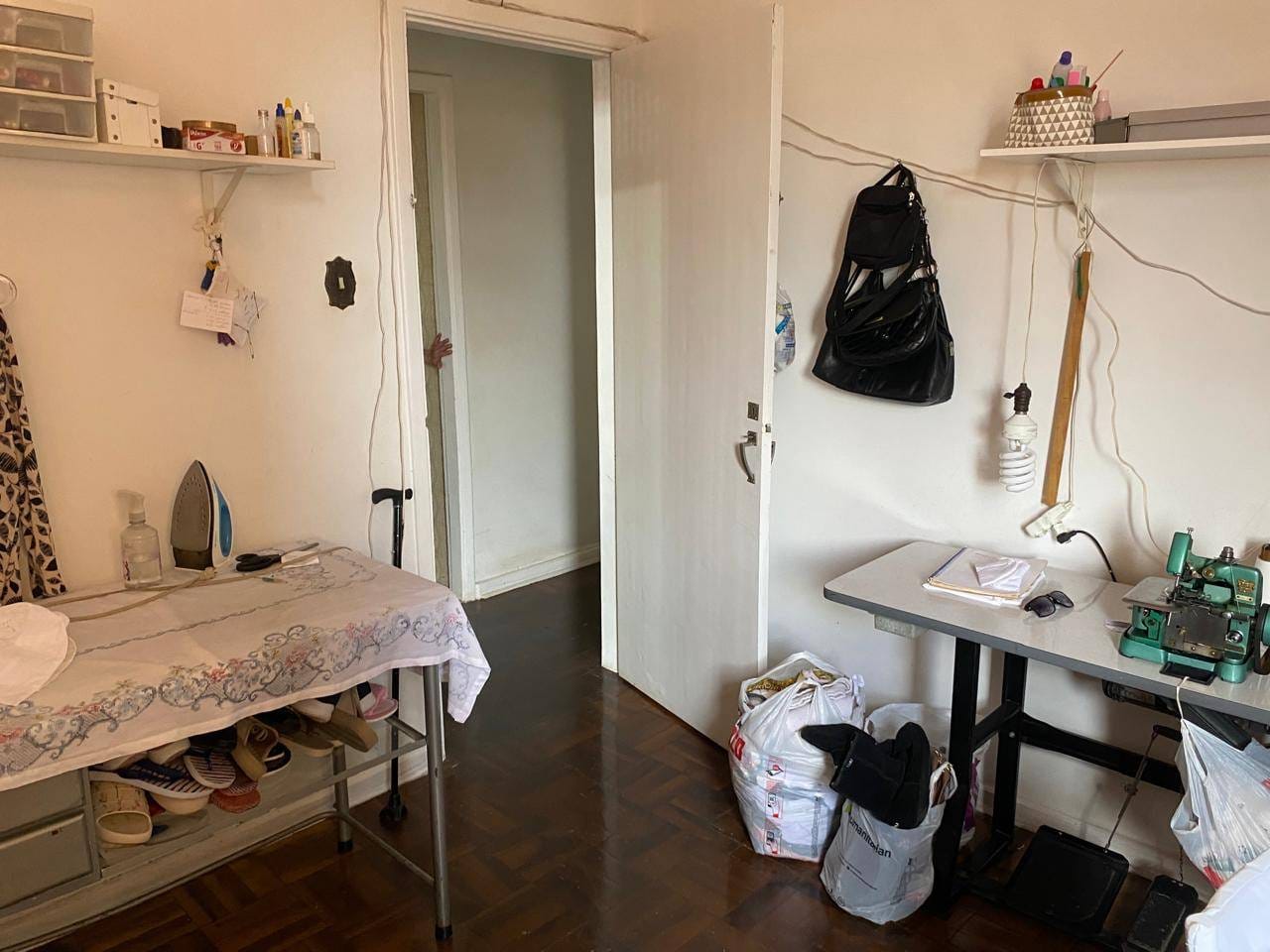 Apartamento à venda, 160 m²  úteis, 4 quartos sendo 1 suíte,  andar alto no Edifício Centro Comercial- Centro, Londrina, PR