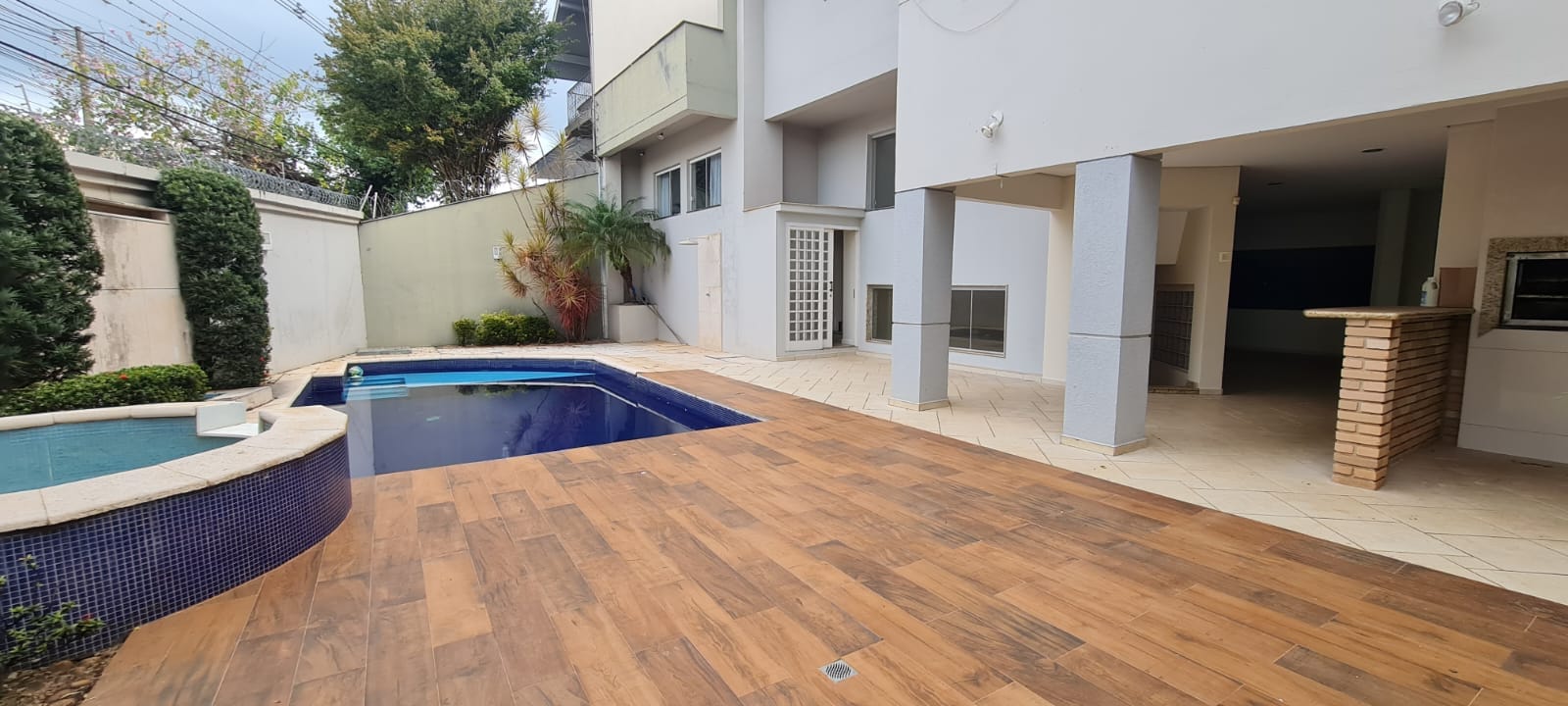 Sobrado à Venda, residencial ou comercial prox a Av Maringá, 440m² úteis, 5 quartos sendo 3 suítes, e 2 com sacada, piscina, 4 vagas - Iguaçu, Lo