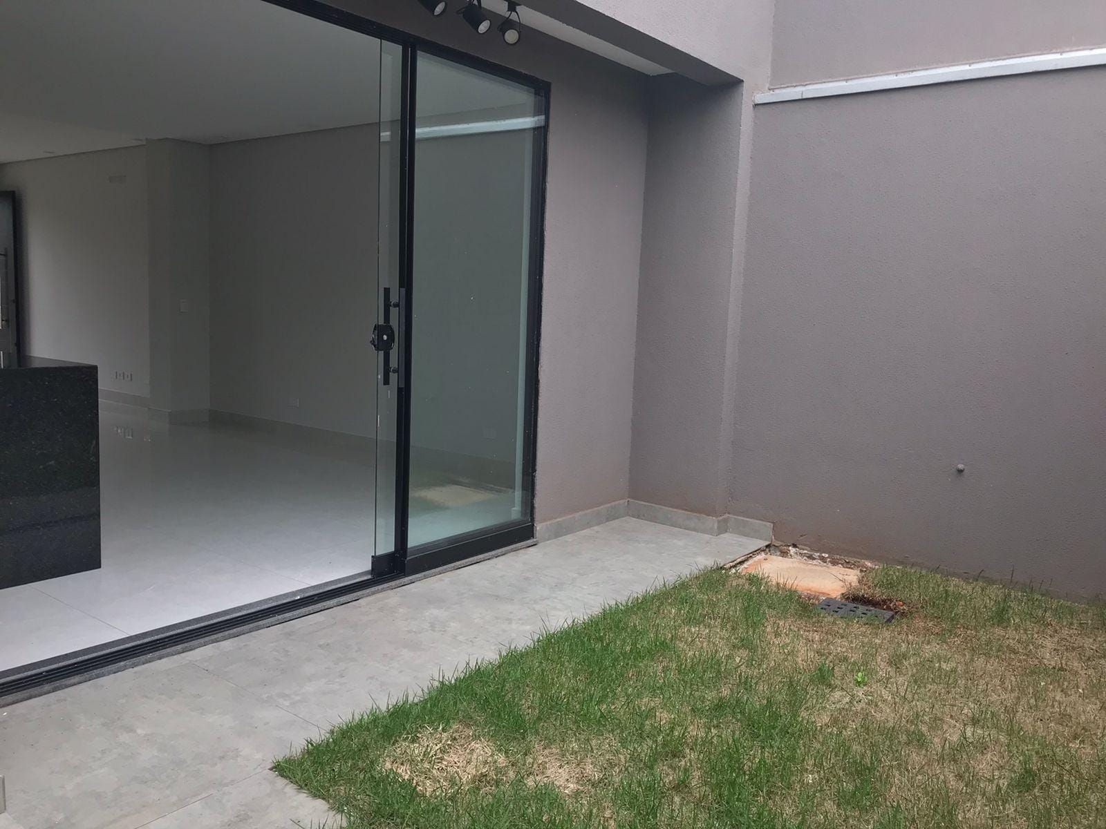 Sobrado à venda, Condomínio Morada das Flores, 137m² úteis, 3 quartos sendo 1 suíte, 2 vagas  - Cambé, PR