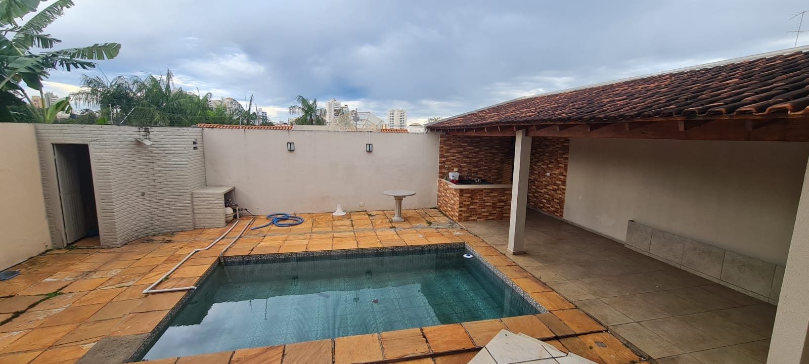 Sobrado para venda , 390m² no total, 193m² construção,no Jd Quebec, 3 quartos sendo 1 suite, e 2 com sacada, 4 vagas - Londrina, PR