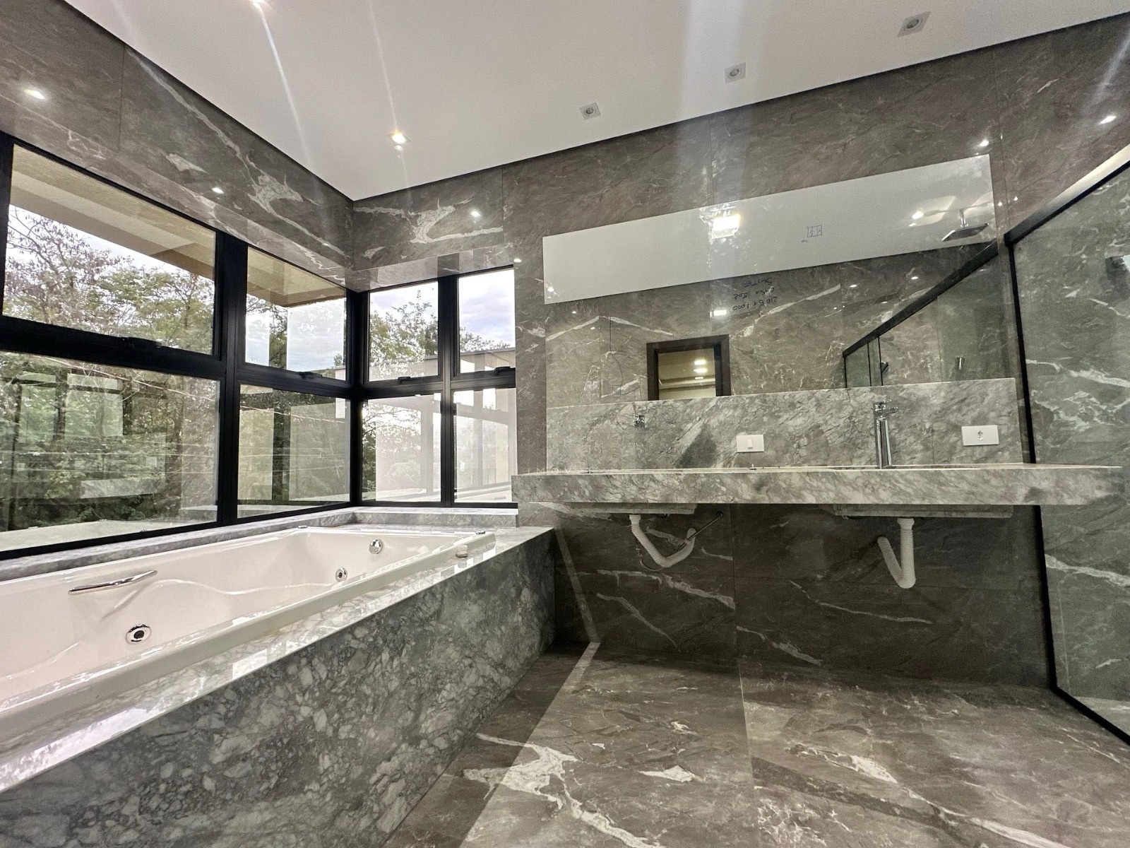 Sobrado à Venda, condomínio Royal Forest, recém construído, 330 m2 úteis, 3 suítes, elevador piscina, Esperança, Londrina, PR