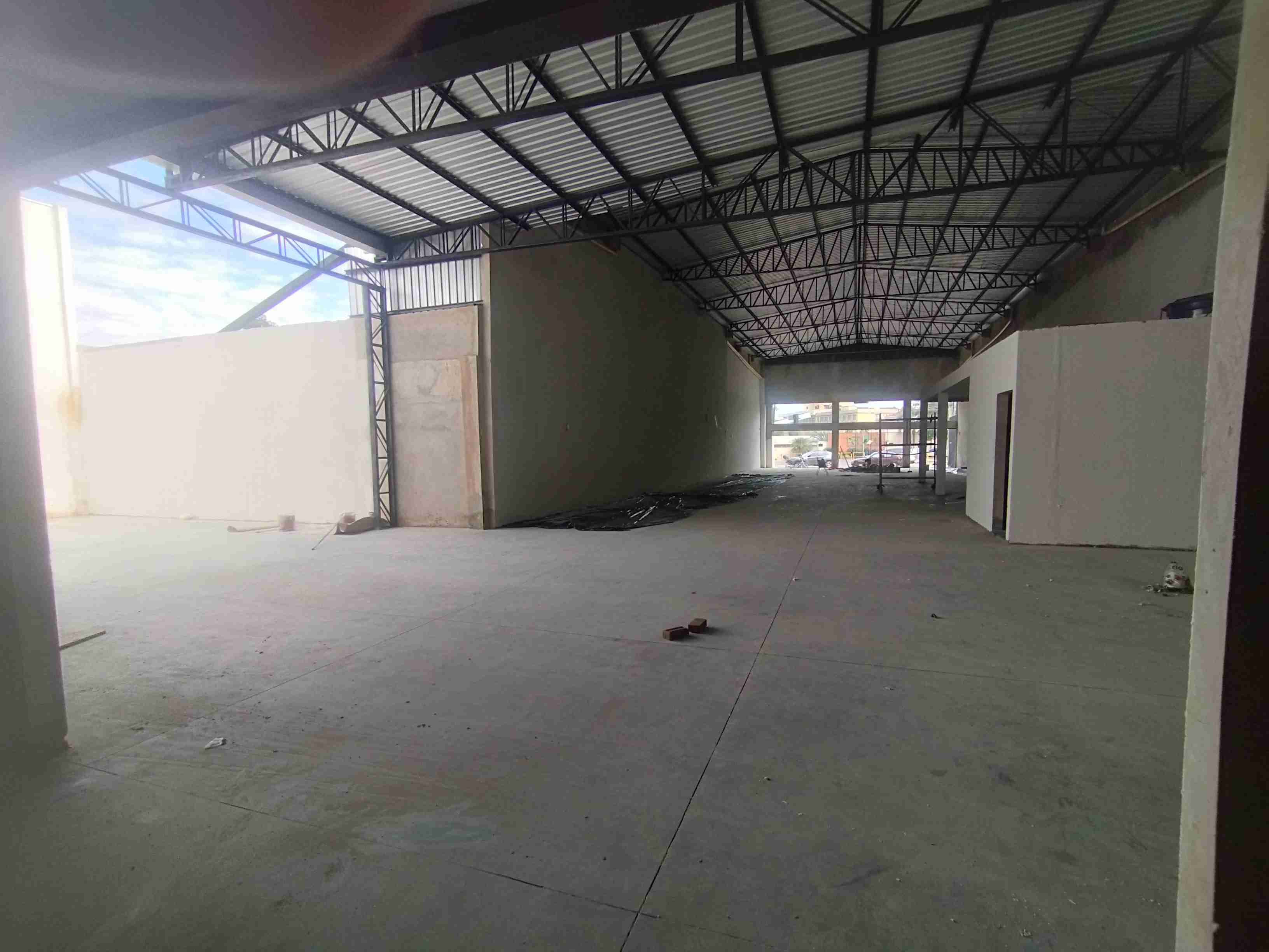 Barracão novo para locação, total 700m², amplo, pé direito de 8M ,av. tiradente ,frente vidro,Jardim Agari, Londrina, PR