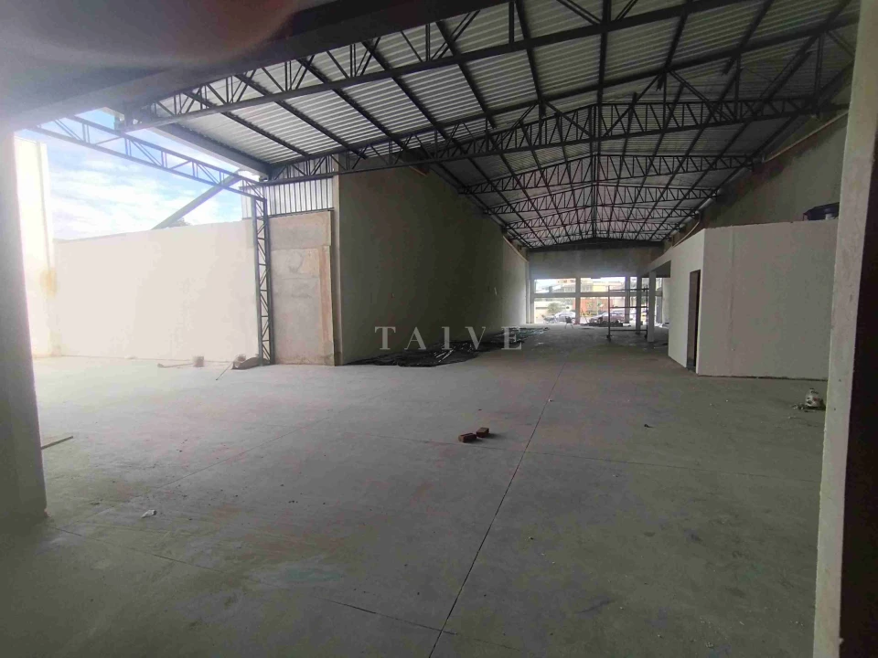 Barracão novo para locação, total 700m², amplo, pé direito de 8M ,av. tiradente ,frente vidro,Jardim Agari, Londrina, PR - foto 9