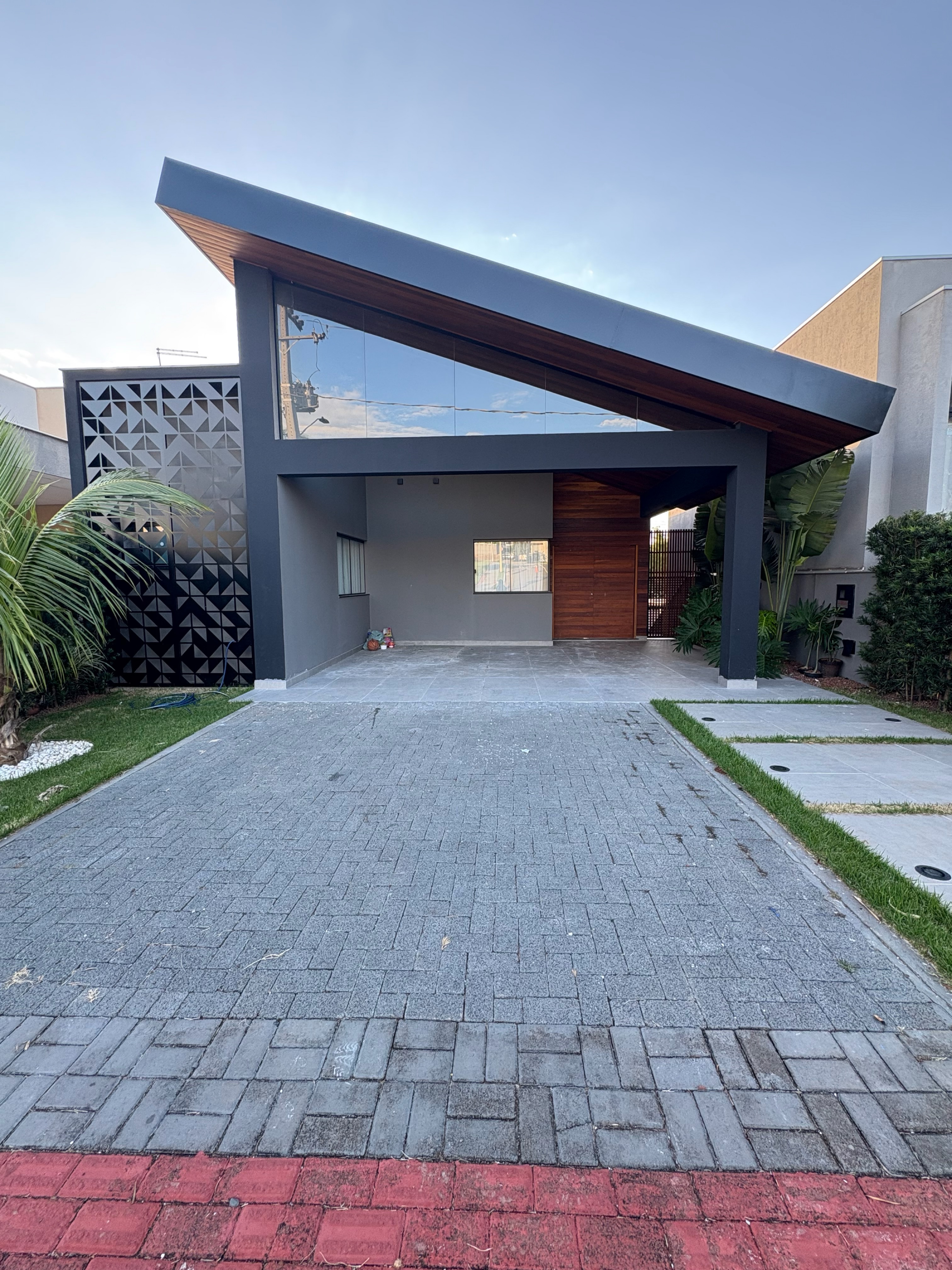 Casa  à Venda, no Parque Tauá,Arangua, 166m² úteis 3 quartos sendo 1 suíte , 4 vagas , toda planejada- Jd Morumbi  Londrina, PR