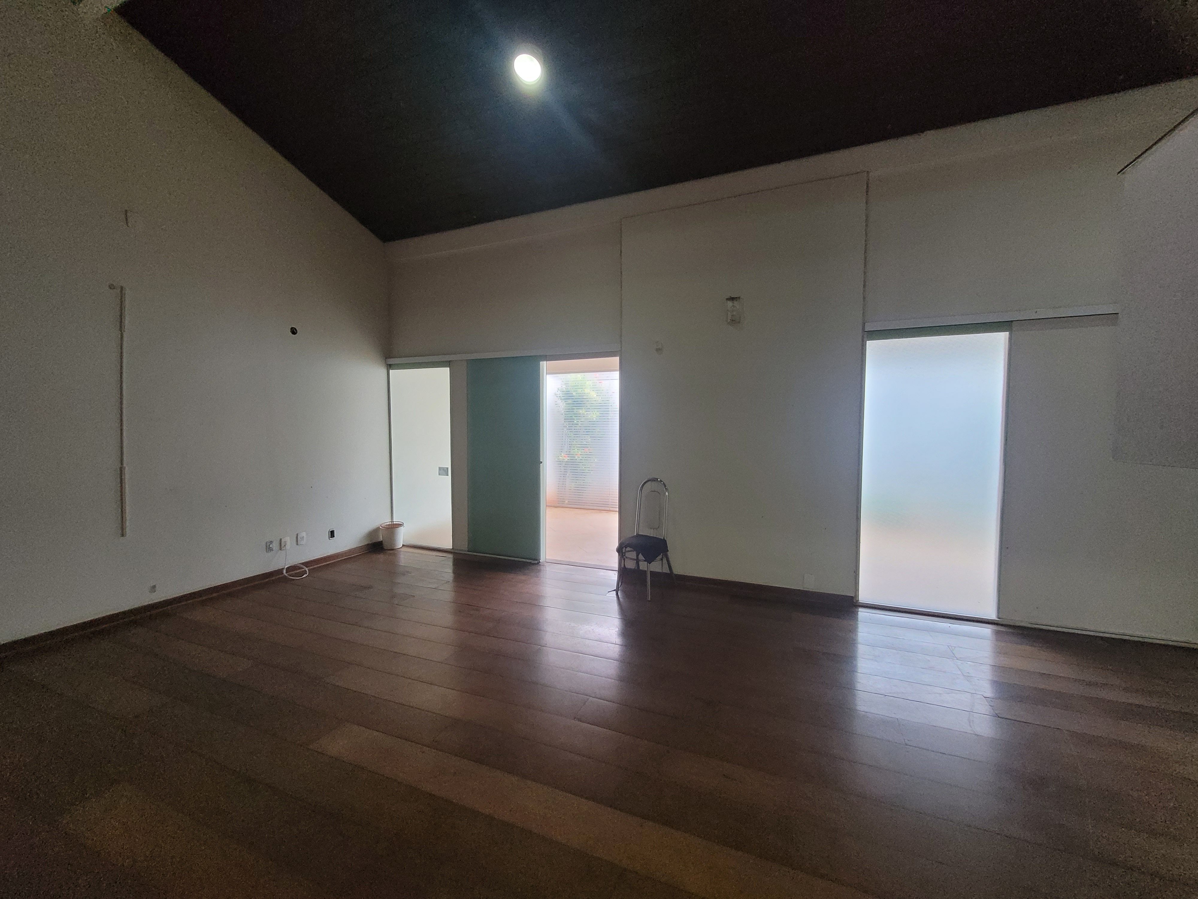 Sobrado à venda, 438m², 5 quartos sendo 3 suítes, 4 banheiros, 4 vagas de garagem no centro de Londrina, PR