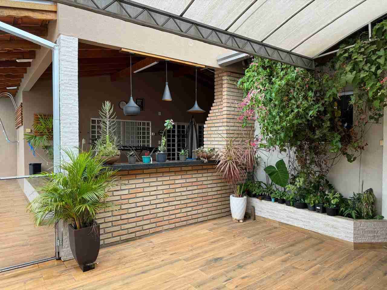Casa à venda, 400 m2 úteis, 4 quatos sendo 2 suítes, porteira fechada. área de lazer ampla, 6 vagas, Jardim Shangri-lá A, Londrina-PR