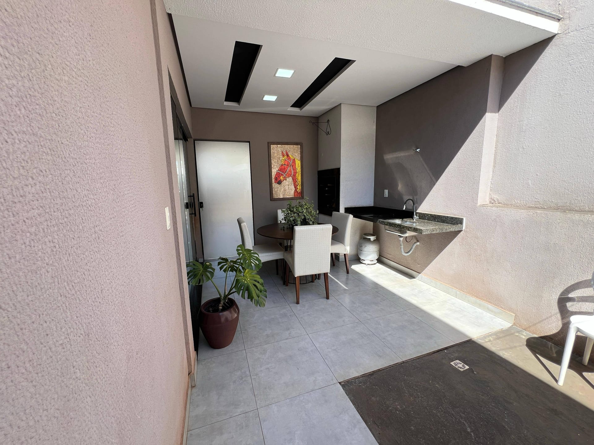 Casa à venda, Bairro Monte Carlo, Pé Direito Alto, 3 quartos sendo 1 Suite, Proximo ao Aeroporto, Londrina PR